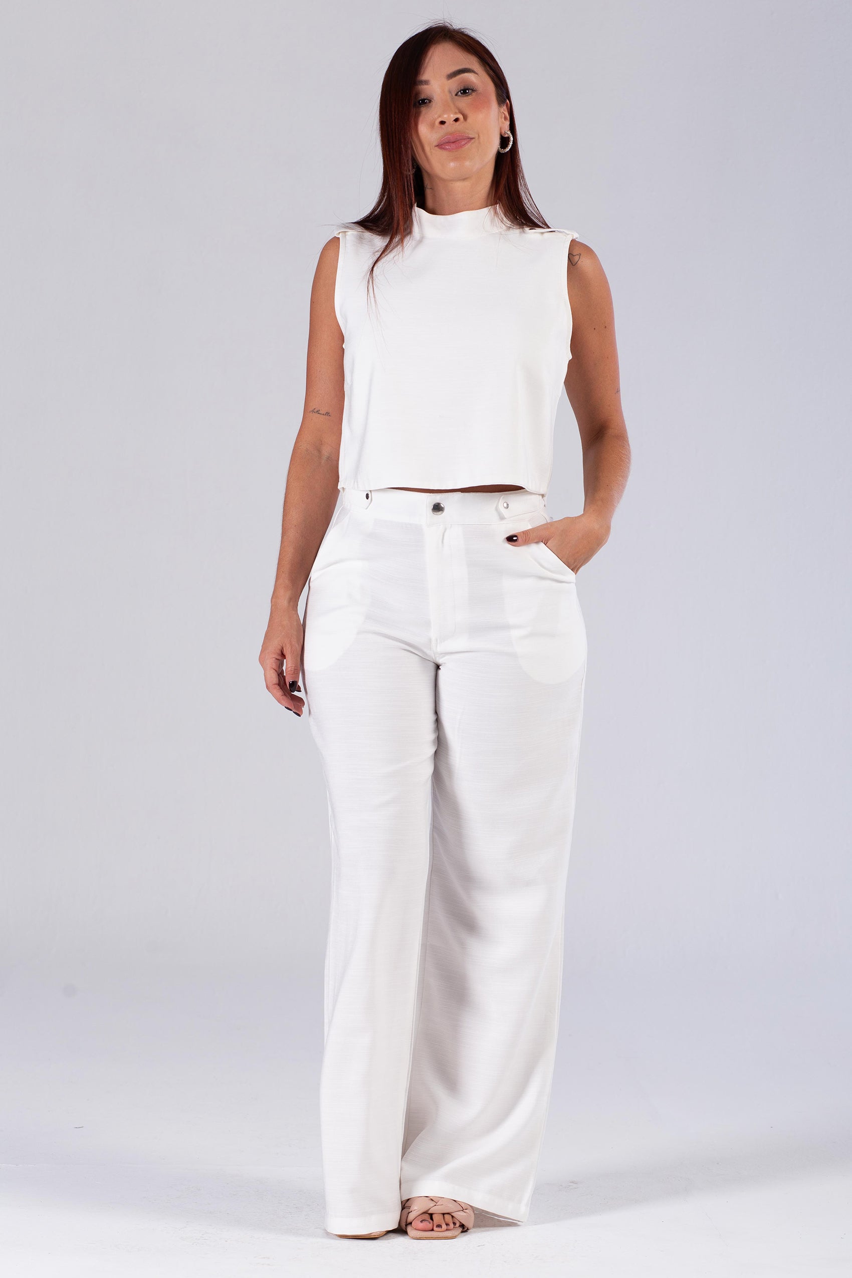 BLUSA CUELLO ALTO CON AJUSTE DE BOTÓN