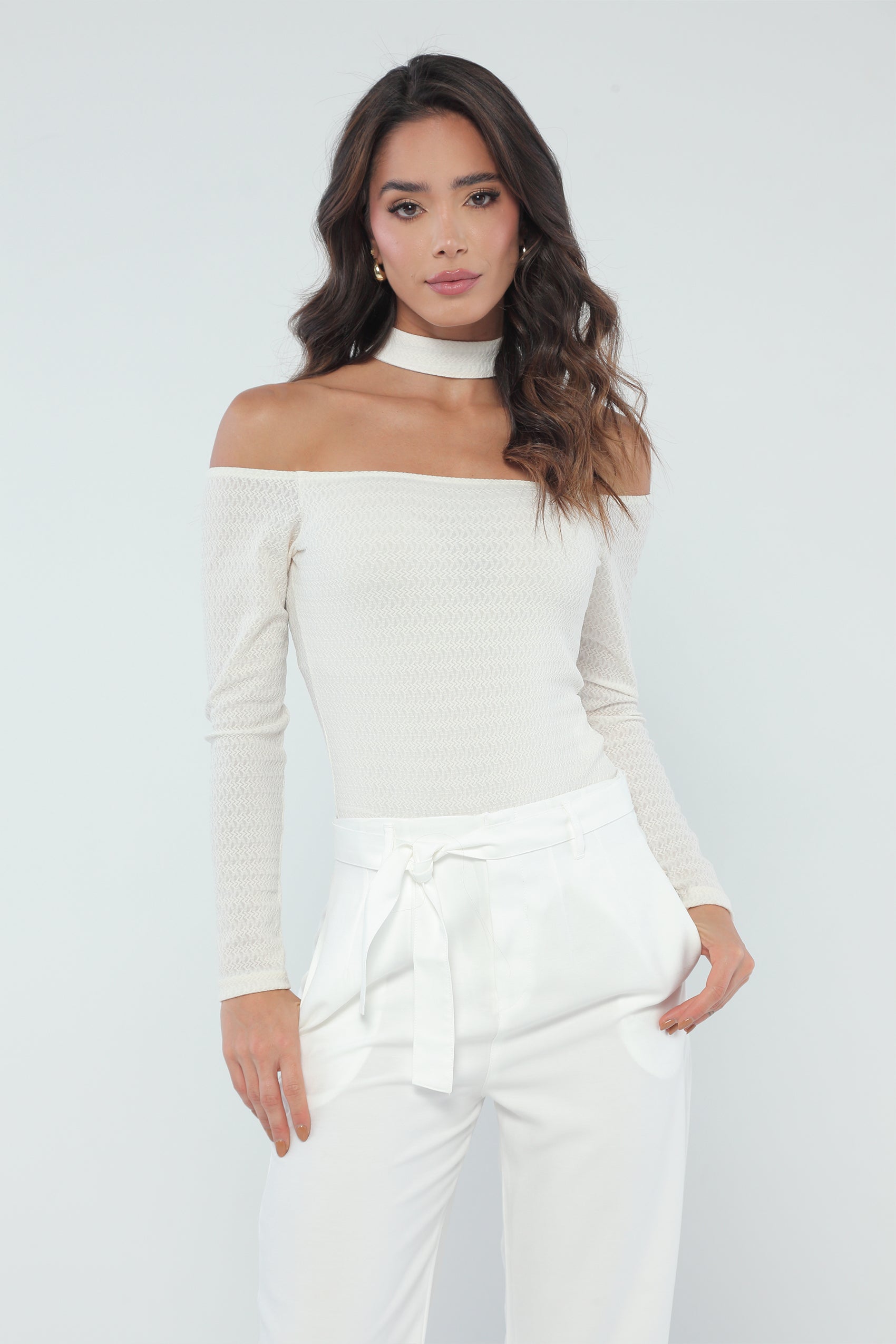 BODY SILUETA AJUSTADA, CUELLO BANDEJA, CON CUELLO ALTO AJUSTABLE