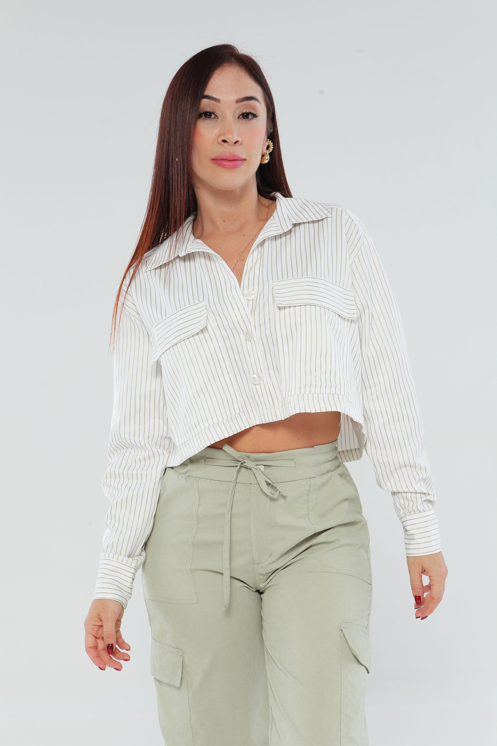 Camisa silueta oversize corta, en tela de rayas.