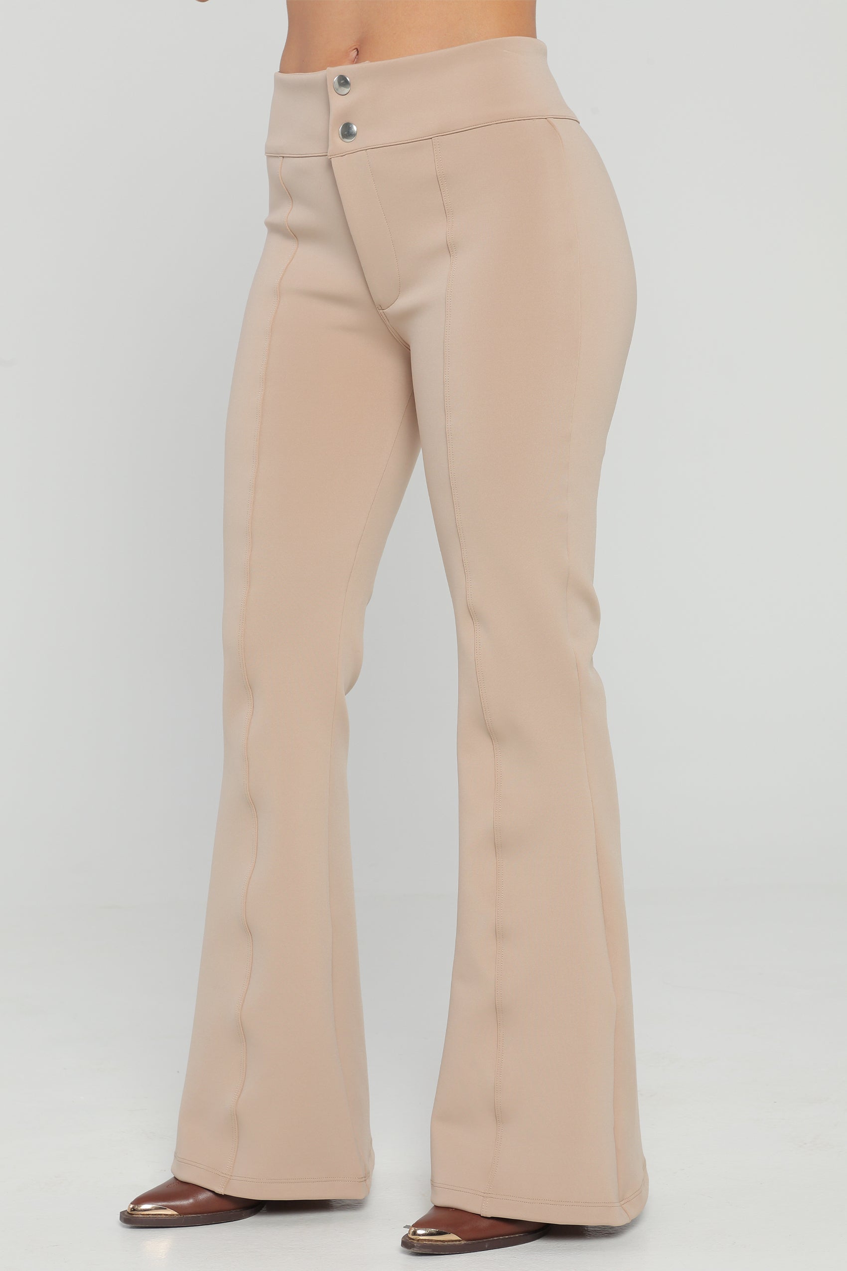 PANTALON SILUETA AJUSTADA CON BOTA SEMICAMPANA