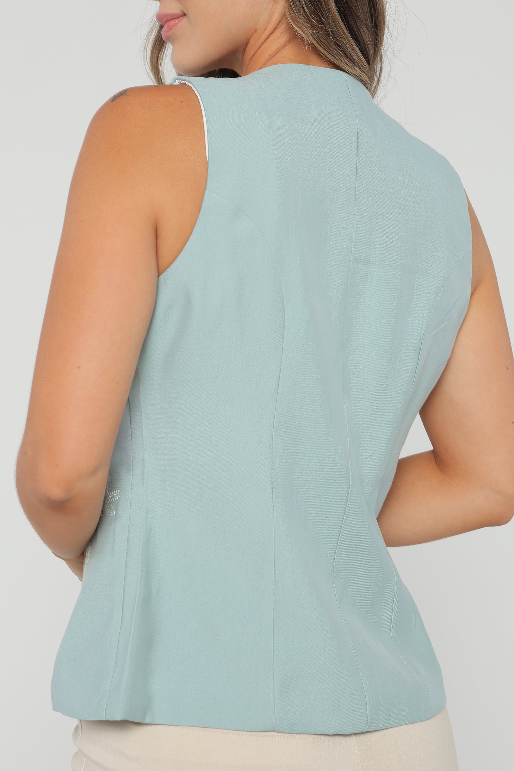 CHALECO LARGO TIPO SASTRE CON BORDADO