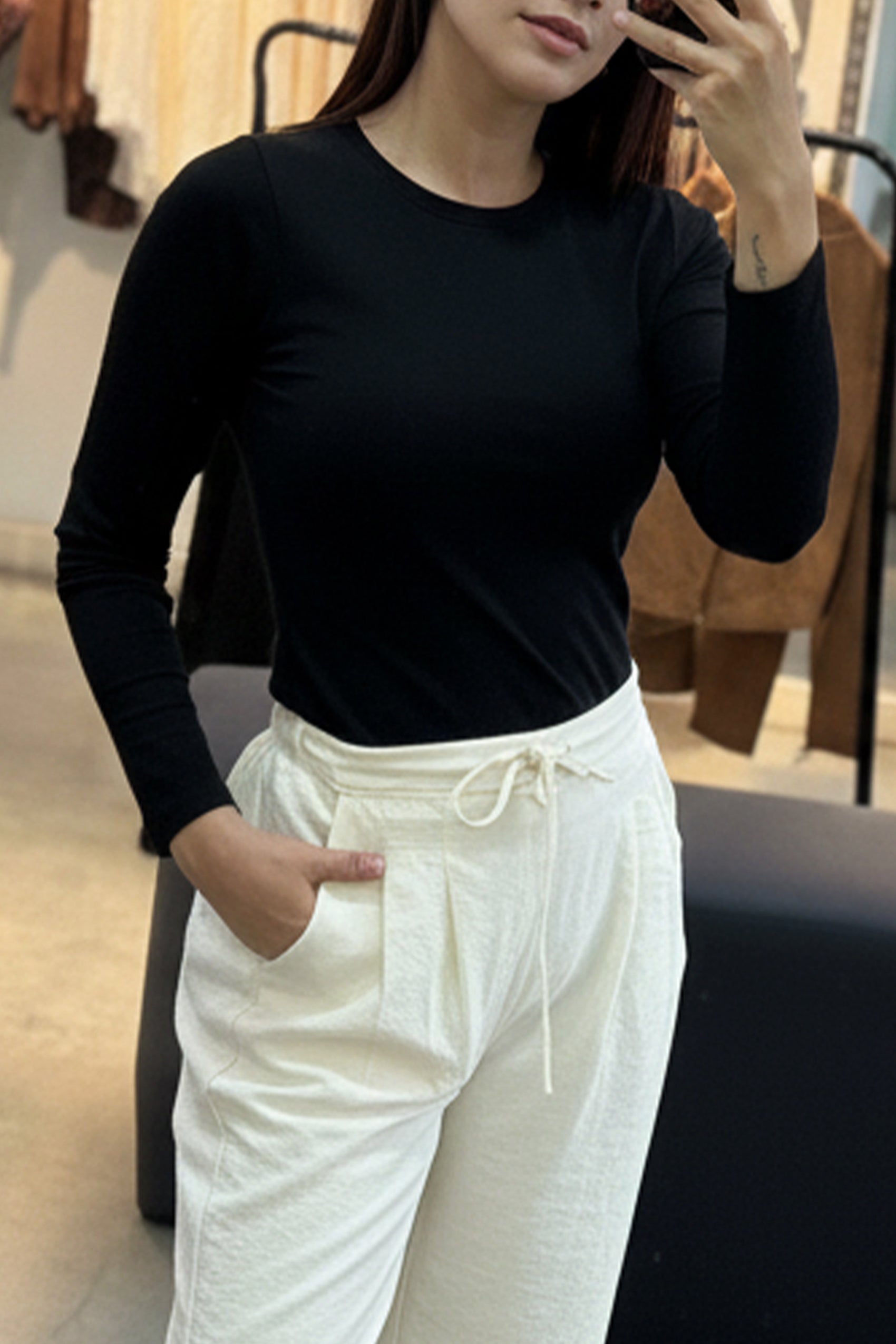 BUZO BASICO CUELLO REDONDO SILUETA AJUSTADA