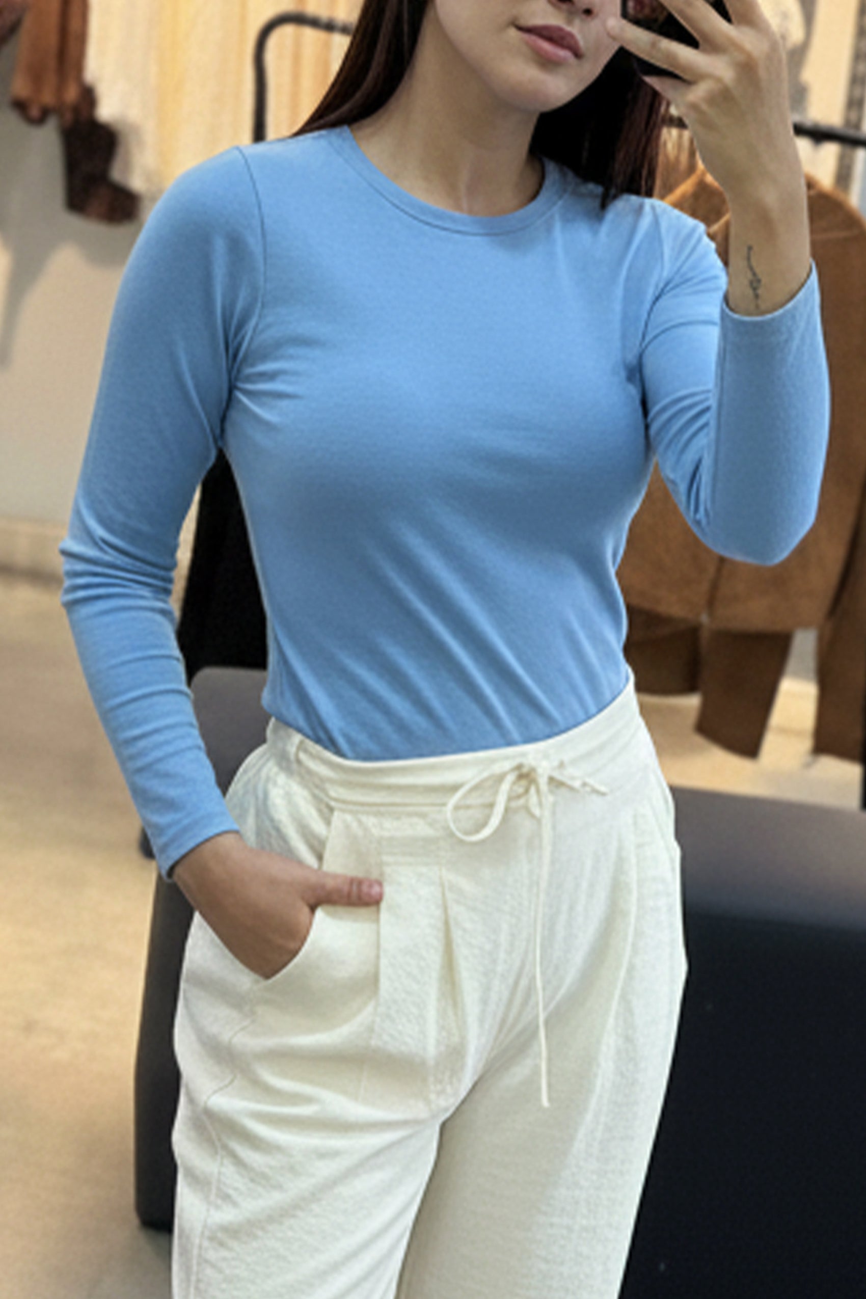 BUZO BASICO CUELLO REDONDO SILUETA AJUSTADA