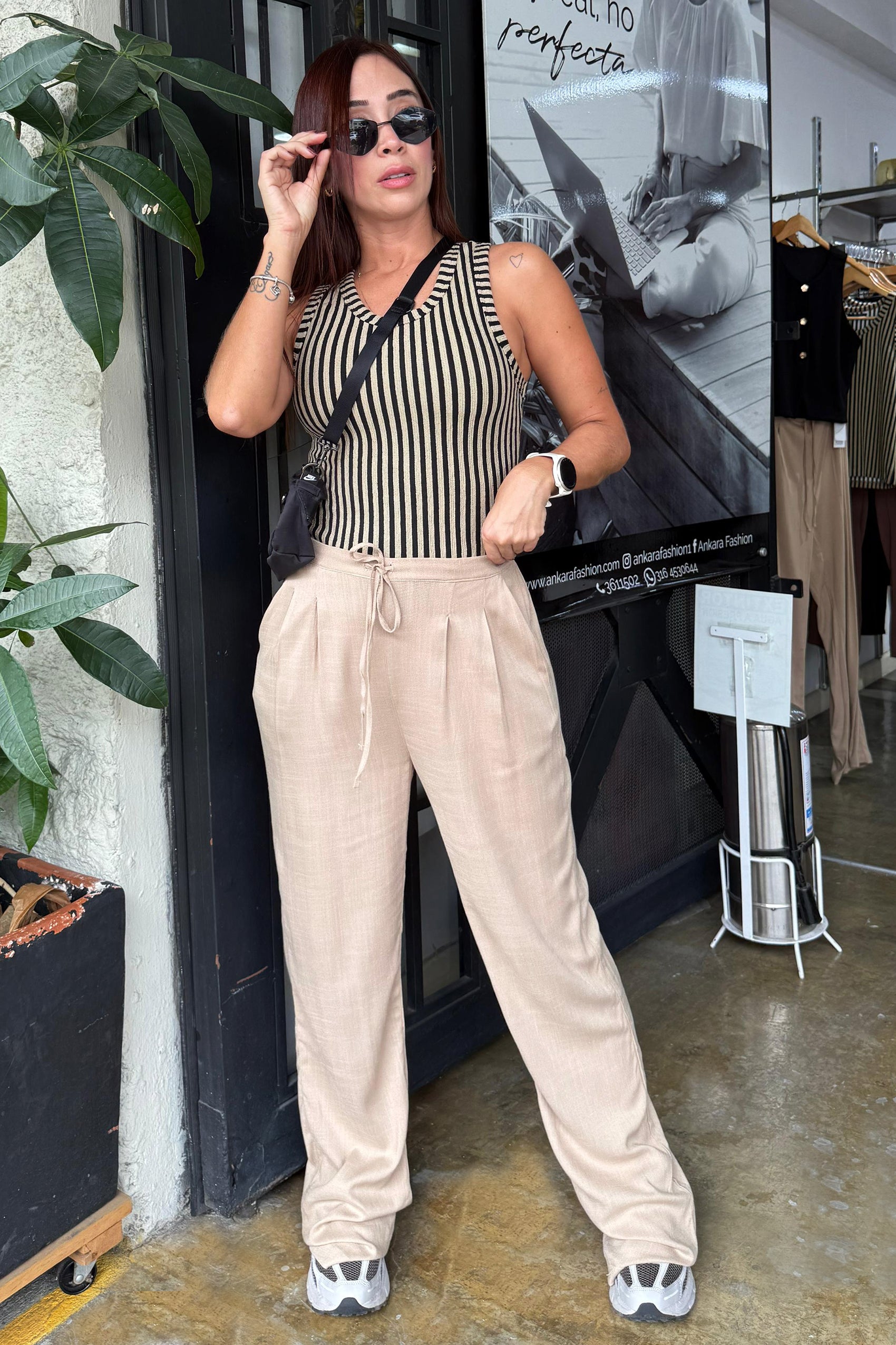 PANTALON SILUETA FLARED CON PRETINA RECOGIDA EN POSTERIOR Y CORDON