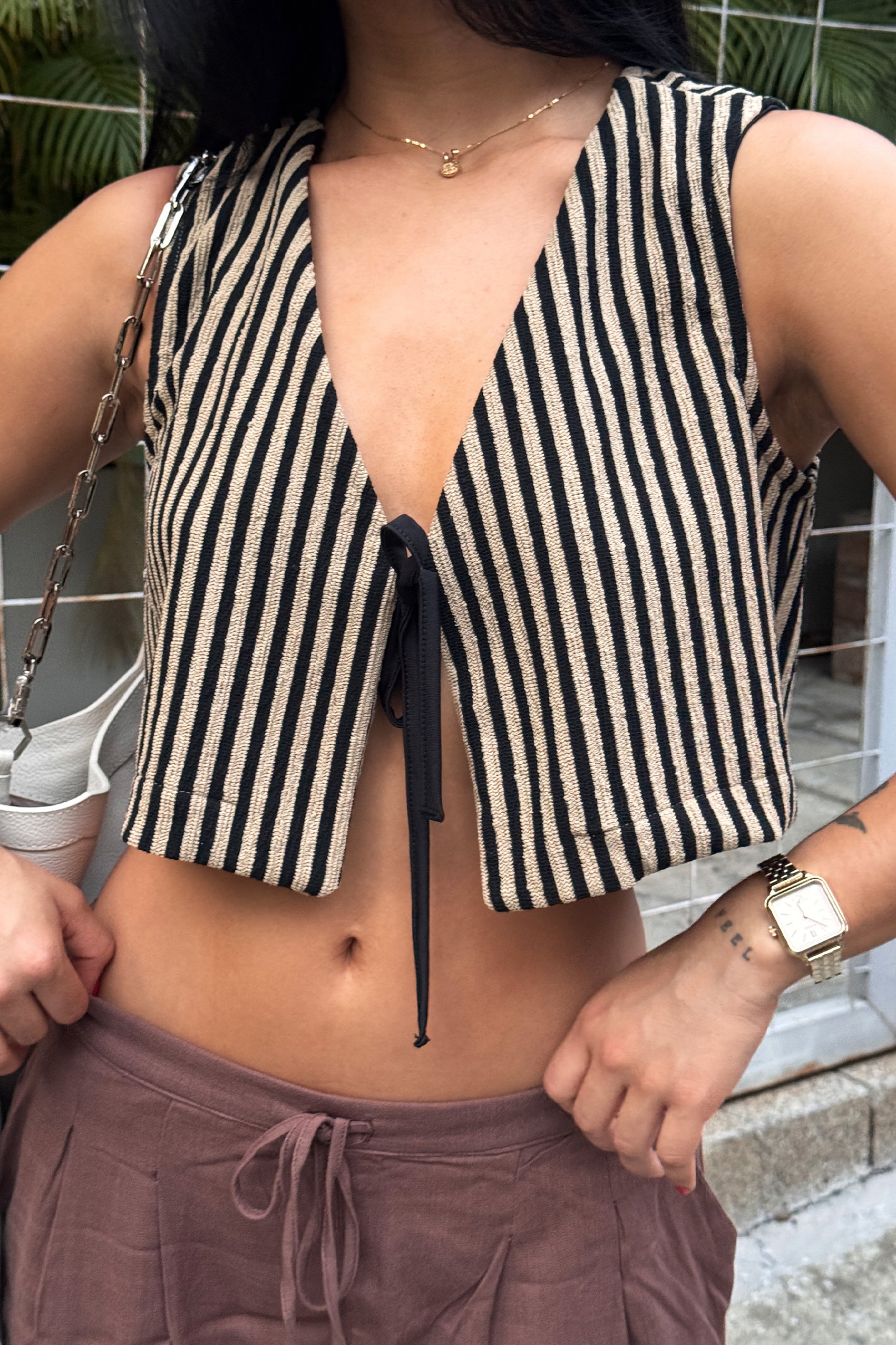 CHALECO CORTO CON TIRAS PARA AMARRE