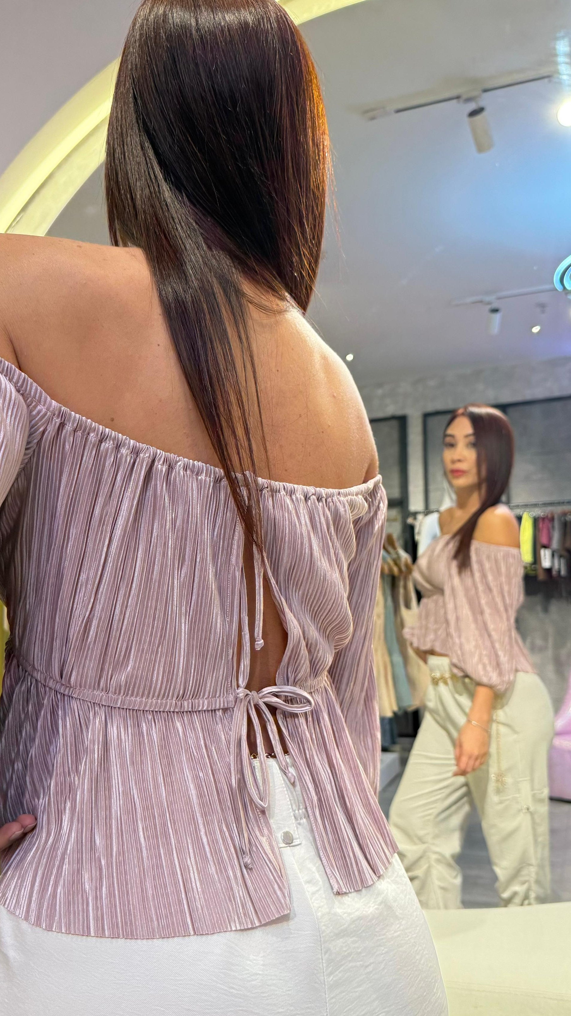 BLUSA HOMBRO CAIDO, SILUETA AMPLIA EN TELA PLIZADA
