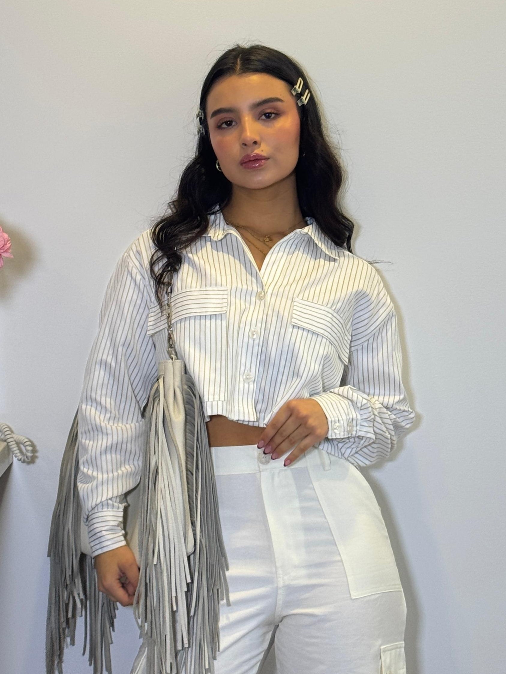Camisa silueta oversize corta, en tela de rayas.