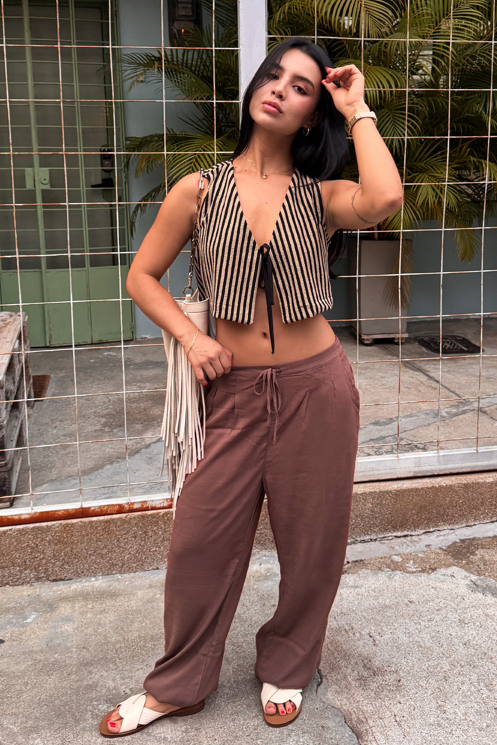 PANTALON SILUETA FLARED CON PRETINA RECOGIDA EN POSTERIOR Y CORDON