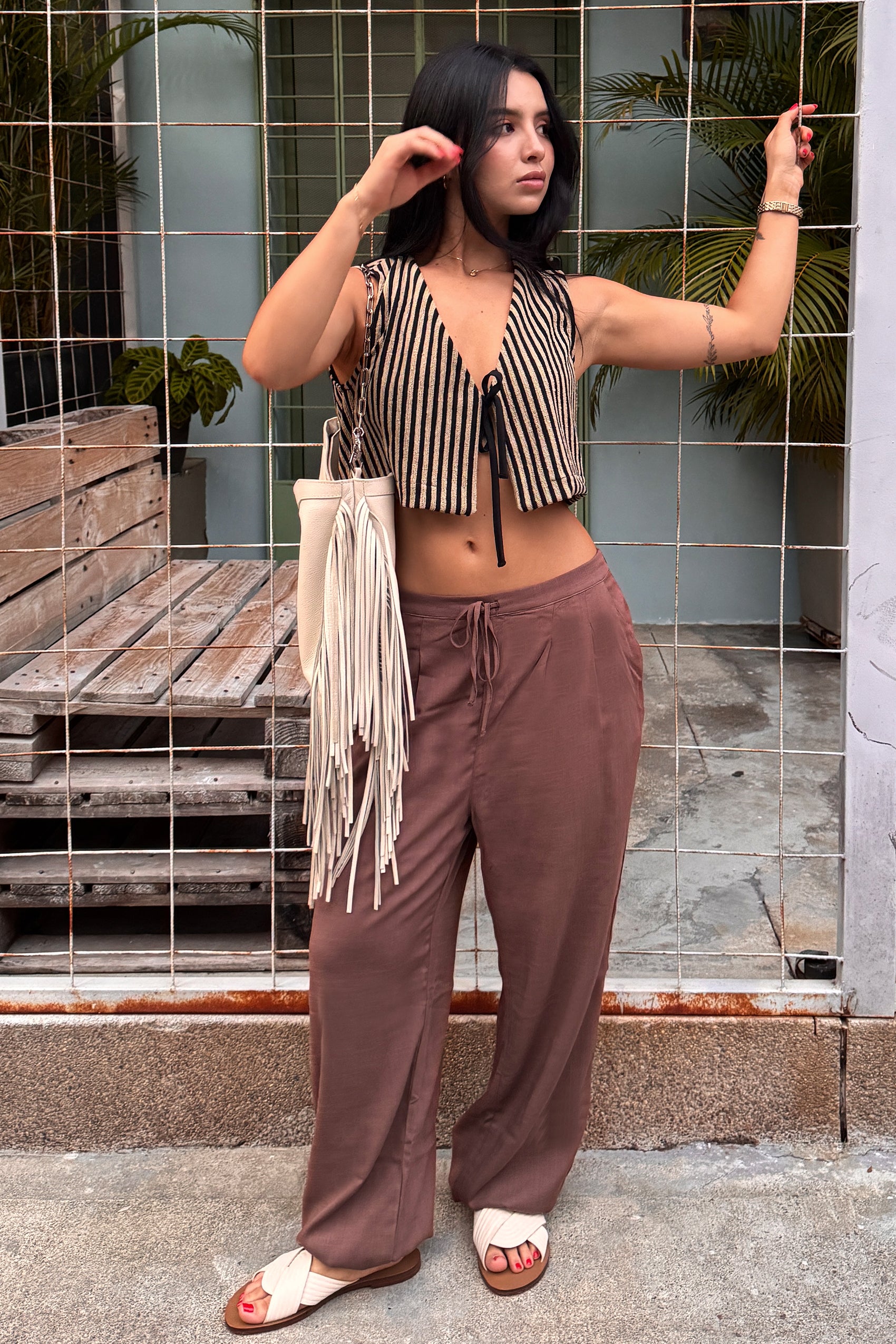 PANTALON SILUETA FLARED CON PRETINA RECOGIDA EN POSTERIOR Y CORDON