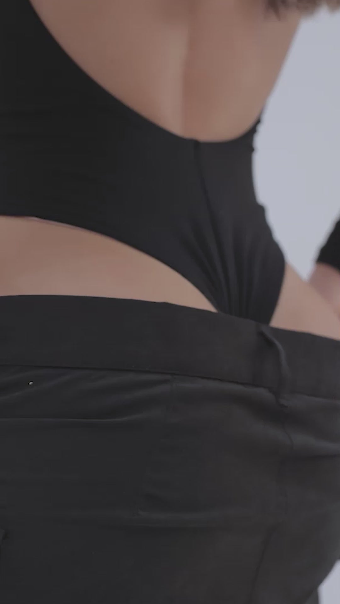 SHORT TIRO ALTO CORTO,  CIERRE FRONTAL CON CREMALLERA Y BOLSILLOS LATERALES