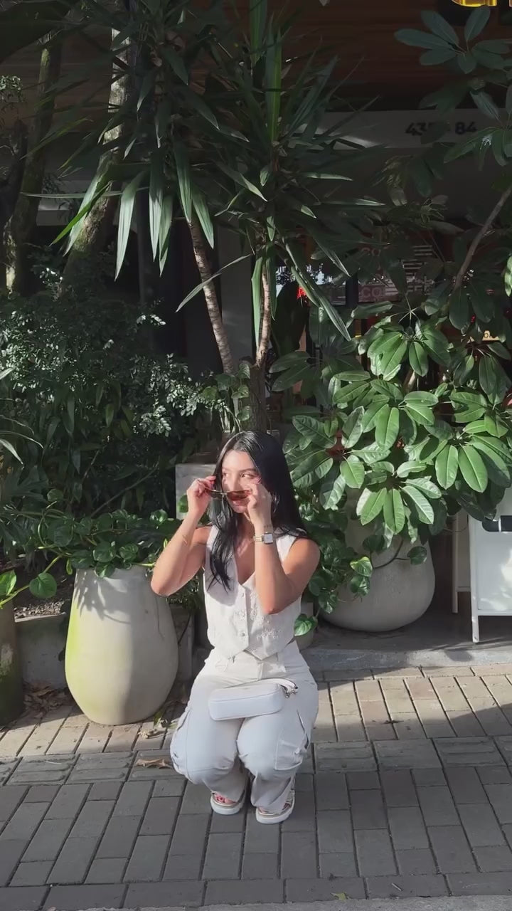 CHALECO CORTO EN TELA OJALILLO CON BOTONES