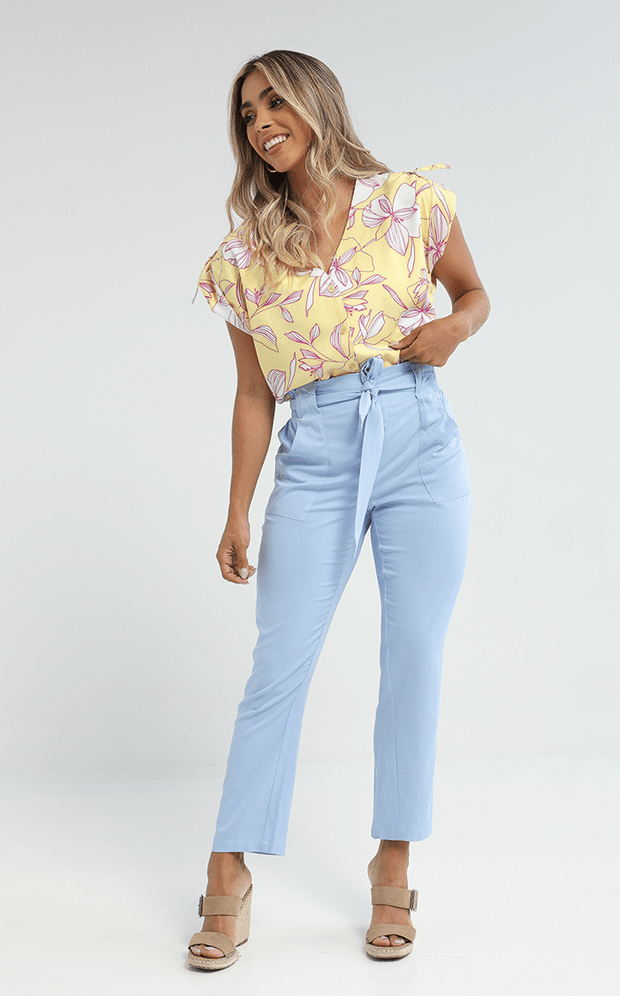 Pantalón tiro alto con cintura elástica, silueta semiajustada y largo tobillero.