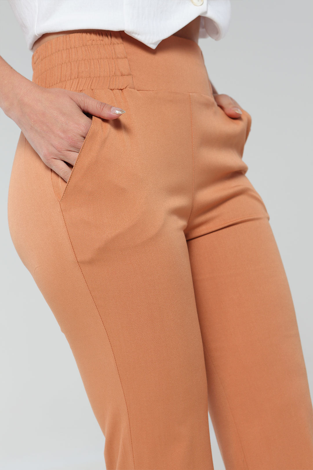 Pantalón tiro alto, silueta semiajustada, con pretina resortada.