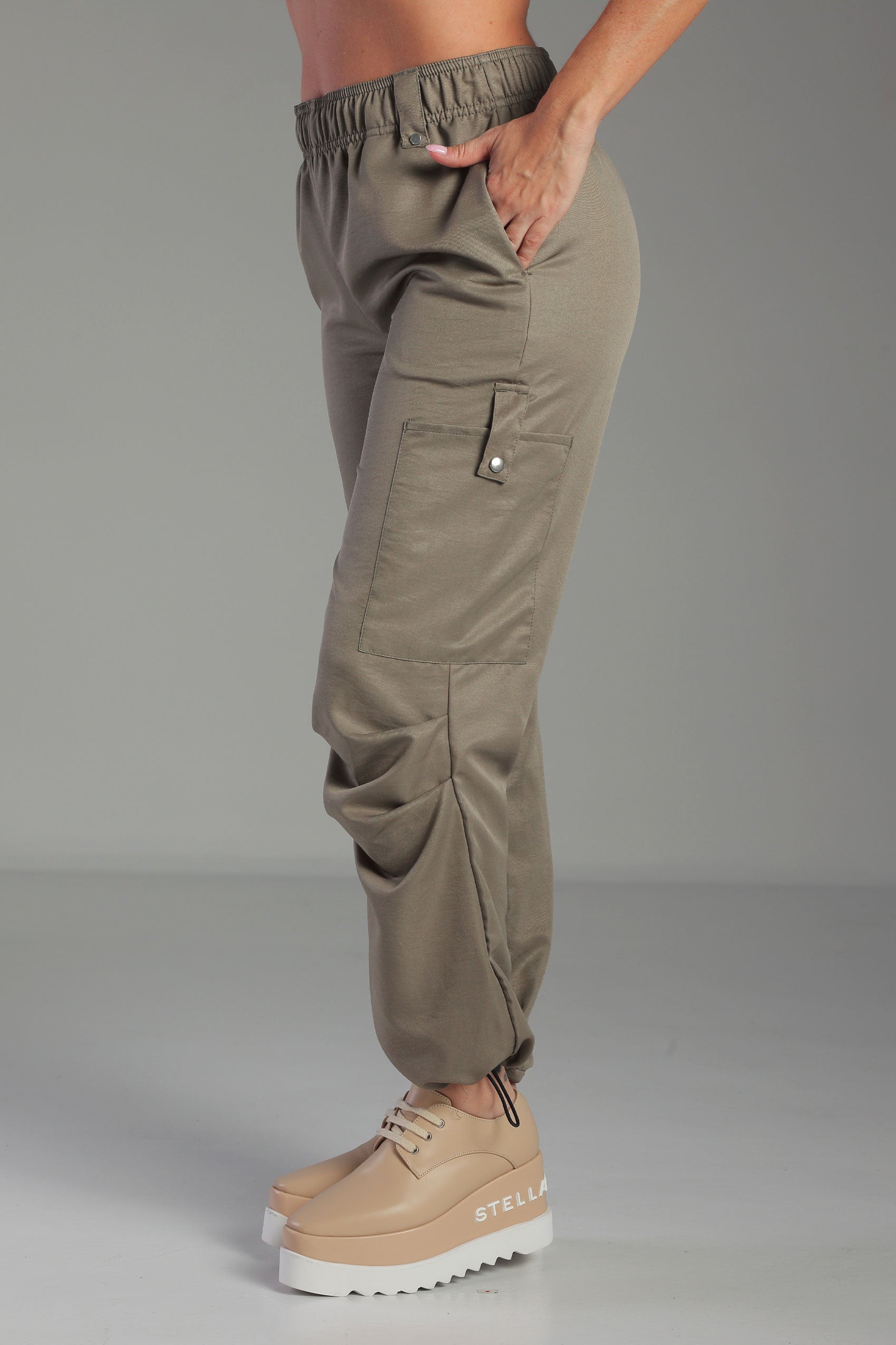PANTALON TIPO CARGO CON PRETINA RESORTADA