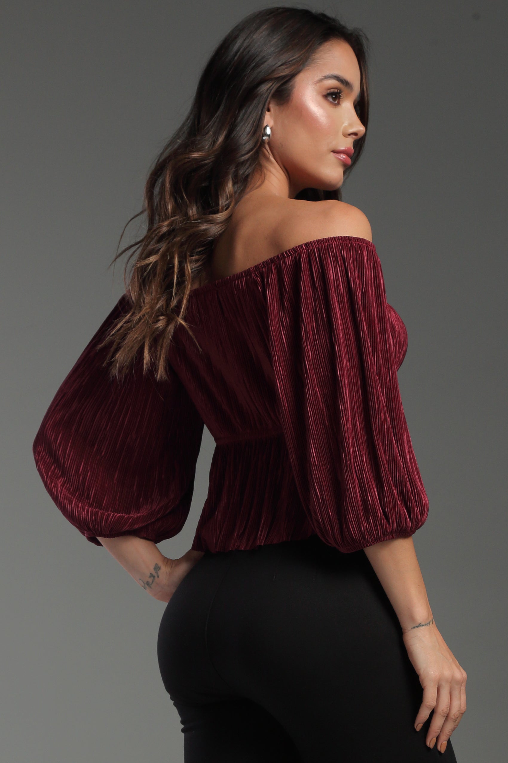 BLUSA HOMBRO CAIDO, SILUETA AMPLIA EN TELA PLIZADA