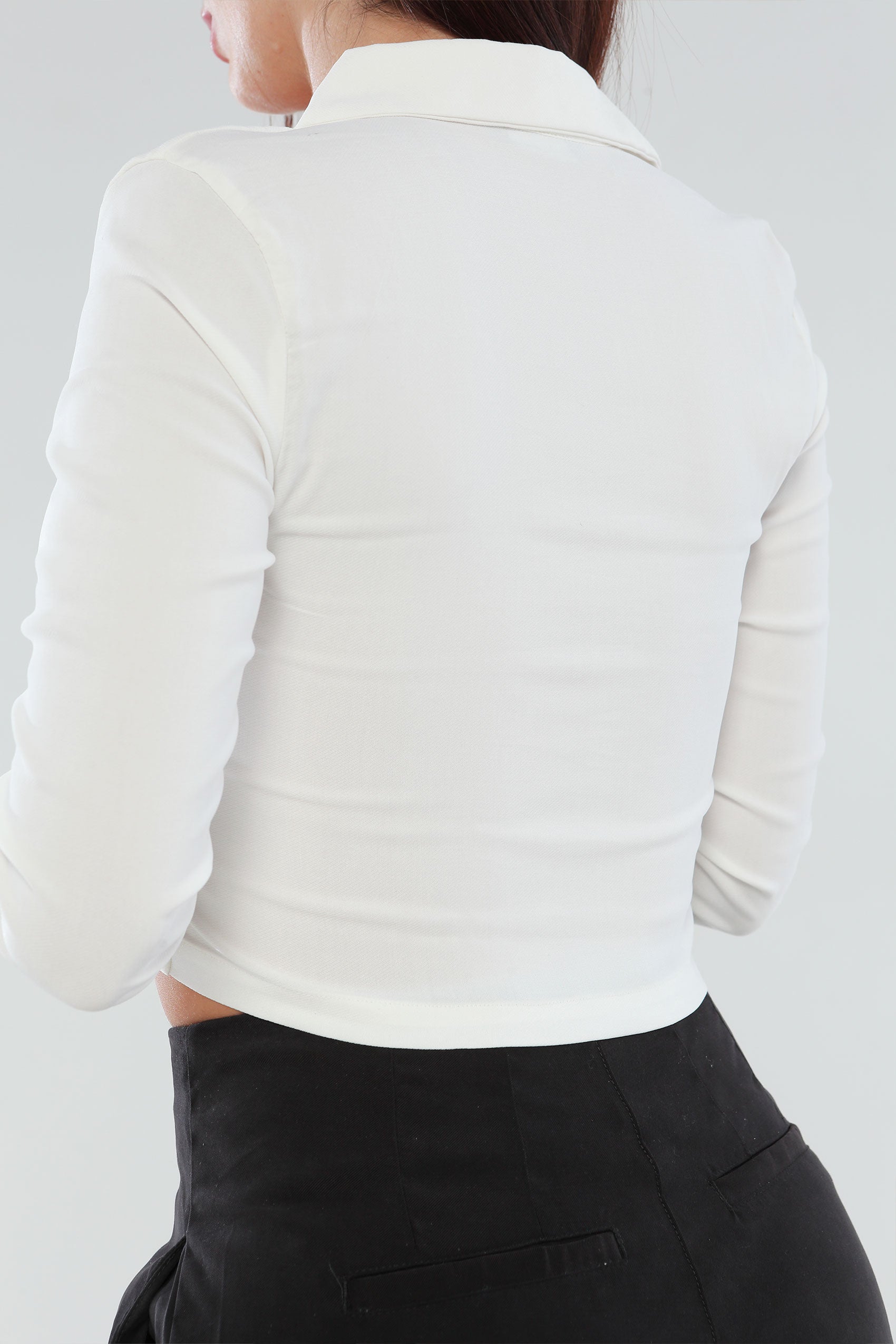 Blusa corta, manga larga con cuello