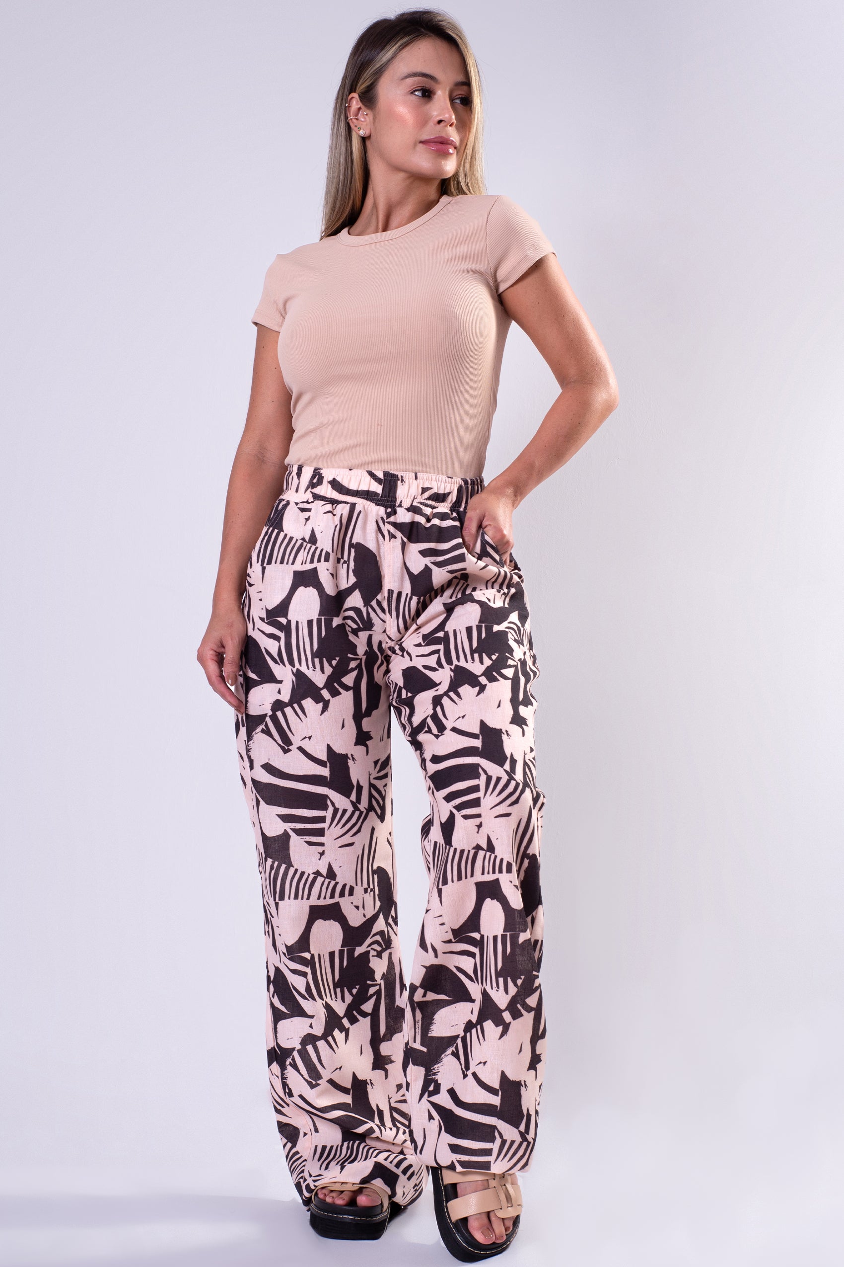 PANTALON SILUETA AMPLIA EN TELA TIPO LINO ESTAMPADO  CON PRETINA RESORTADA