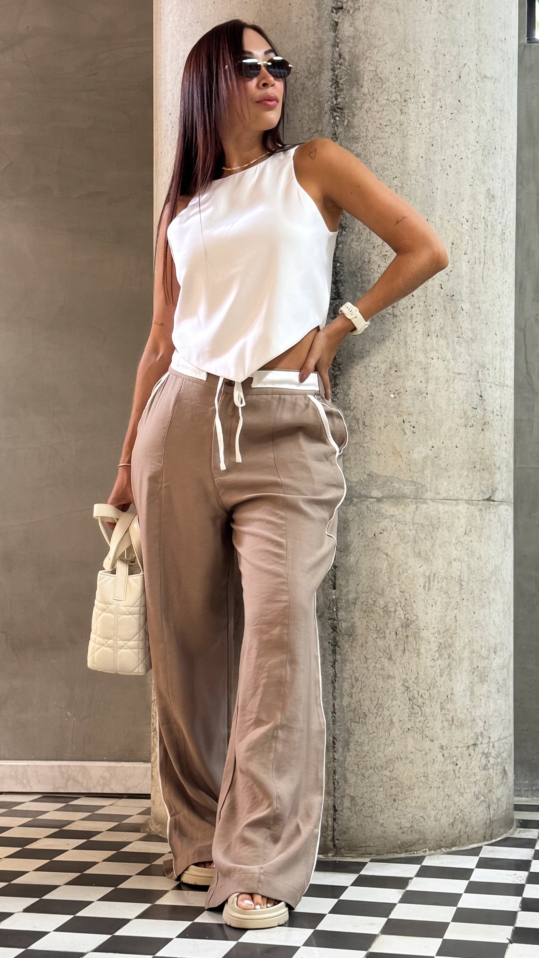 PANTALON CON VIVO EN LOS COSTADOS