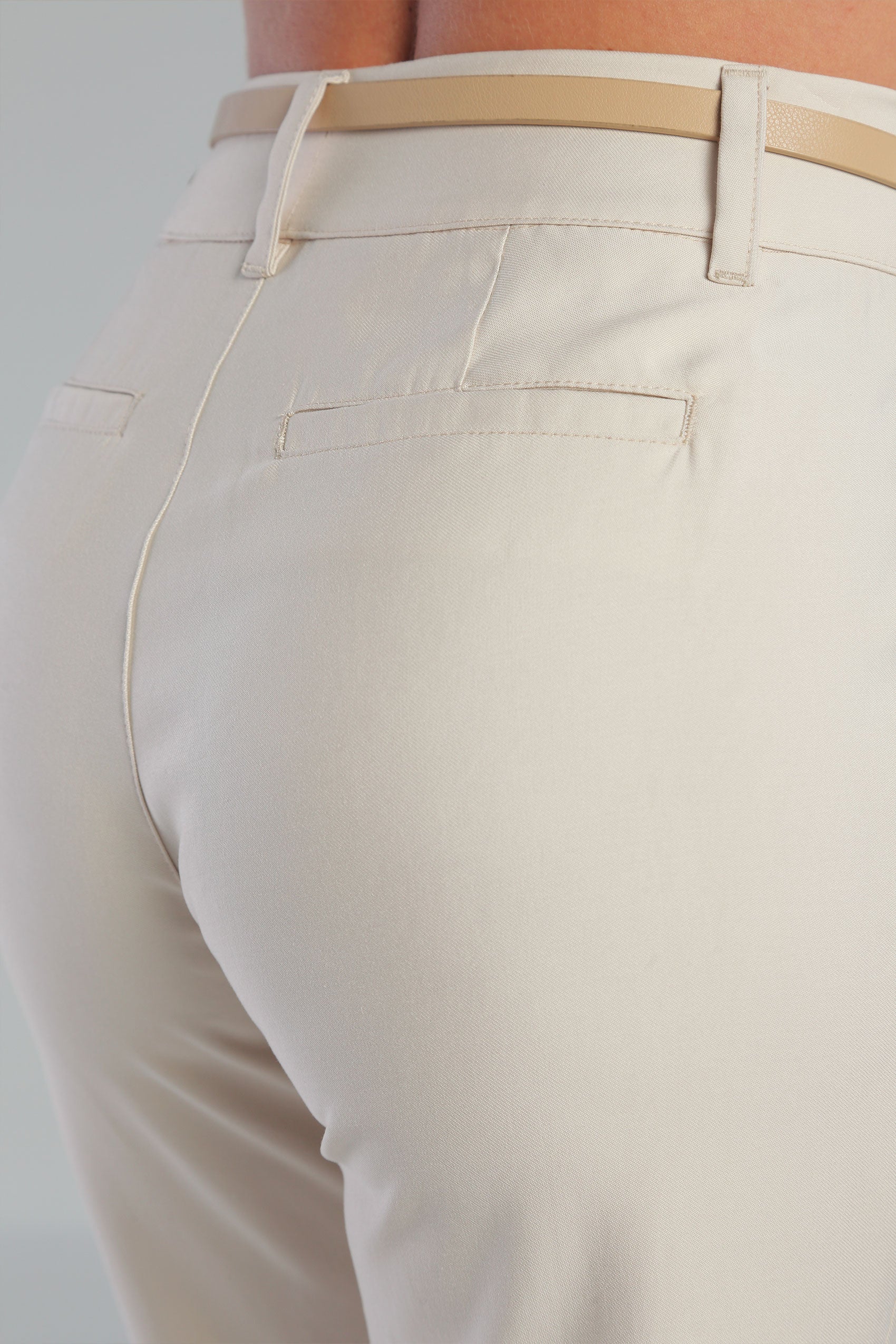 PANTALON SILUETA FLARE PRETINA ANATOMICA