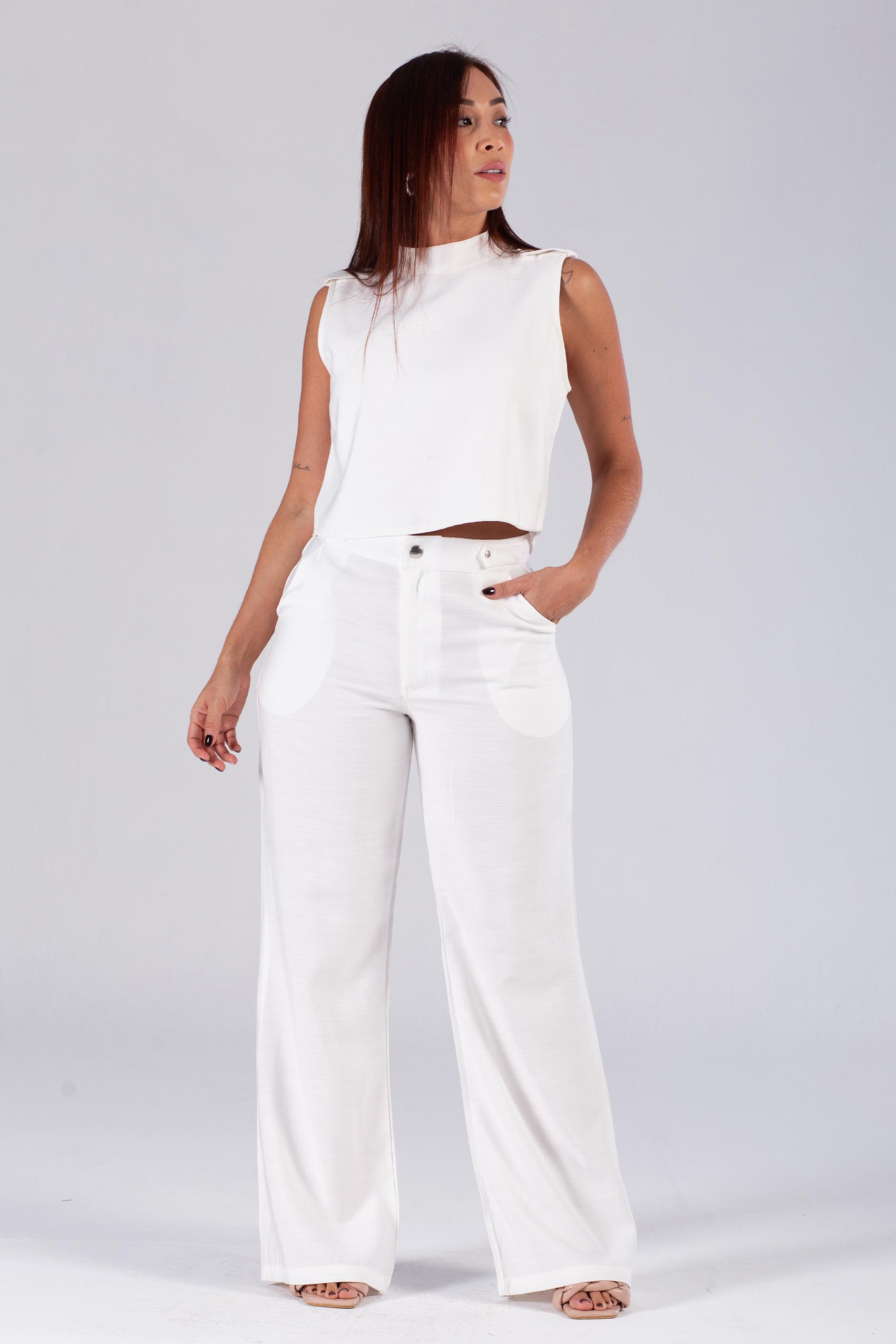 BLUSA CUELLO ALTO CON AJUSTE DE BOTÓN