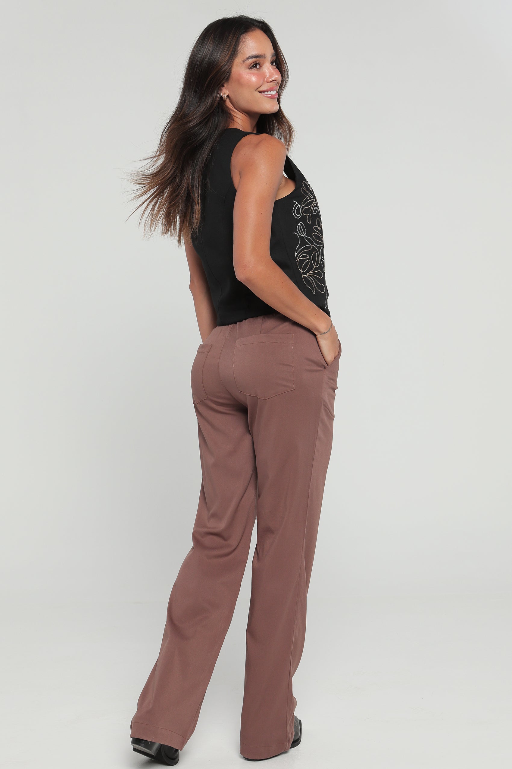 PANTALON SILUETA SEMIJAUSTADA, BOSILLO DIAGONAL