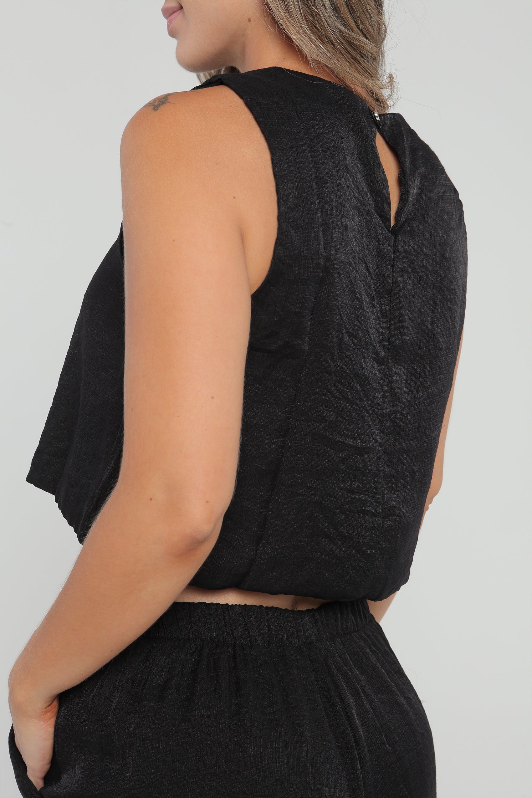 CONJUNTO PANTALON CON PRETINA LISA EN DELANTERO