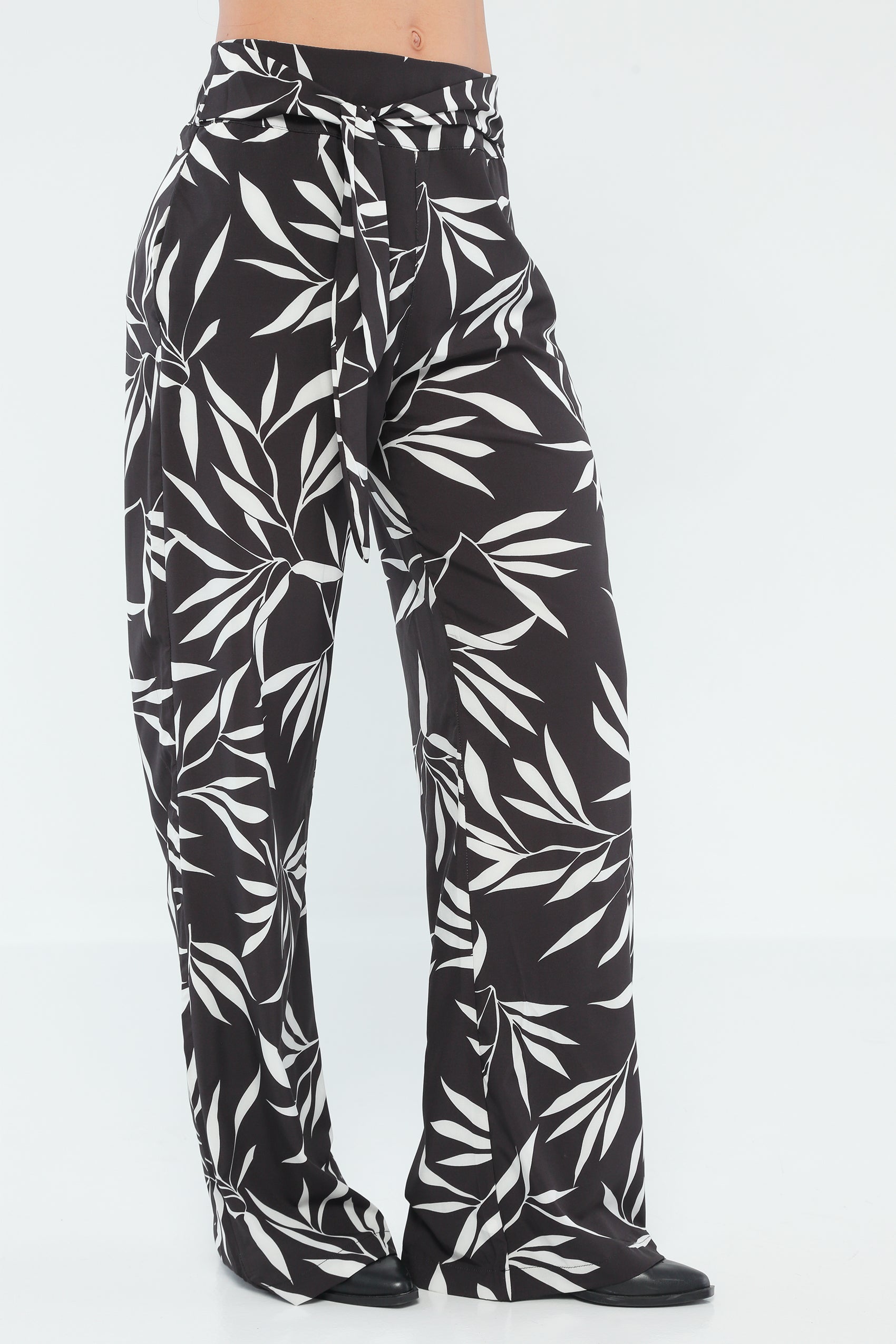 PANTALON SILUETA AMPLIA CON CINTURON  Y CREMALLERA EN COSTADO