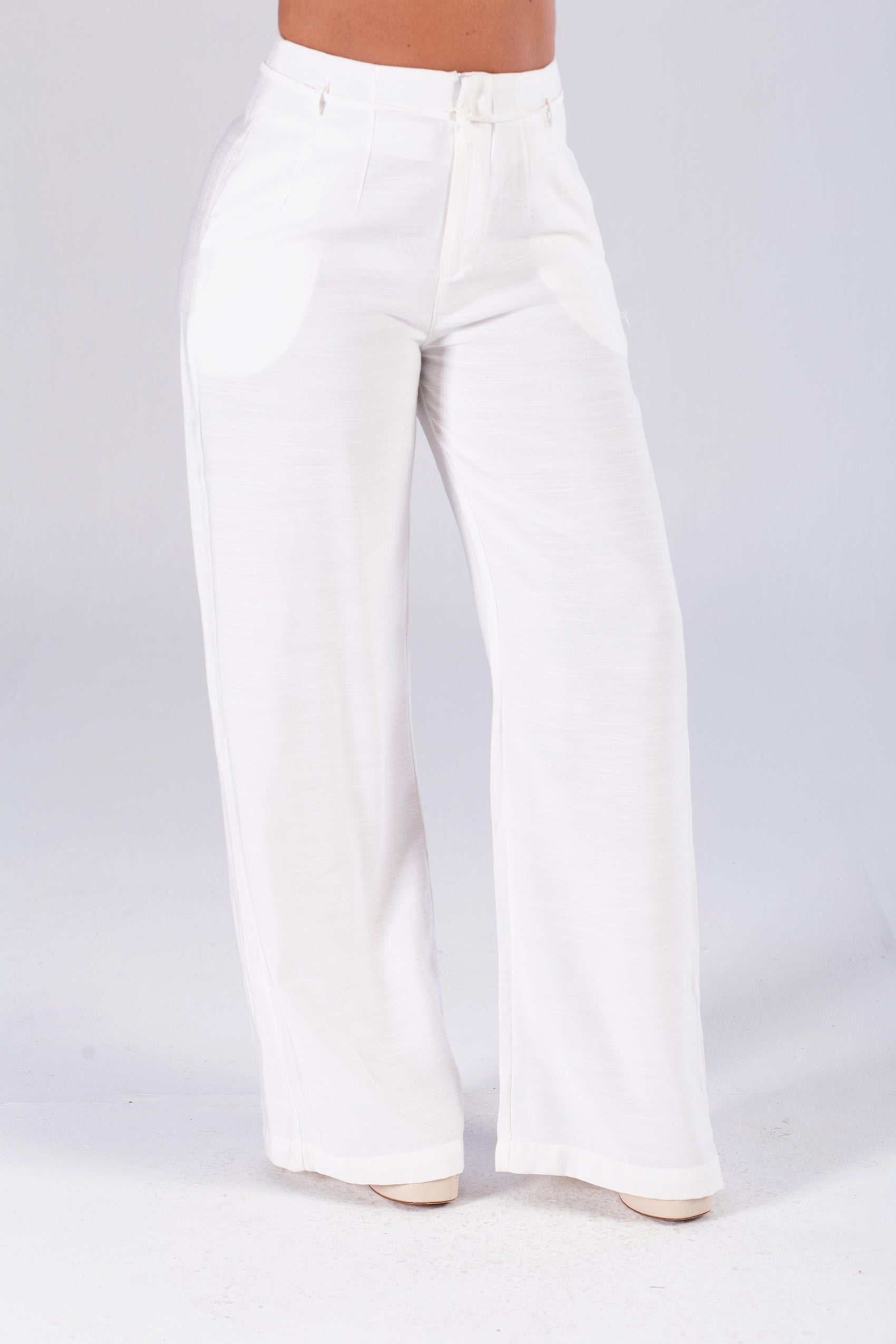 PANTALON SILUETA SEMIAJUSTADA CON PINZAS