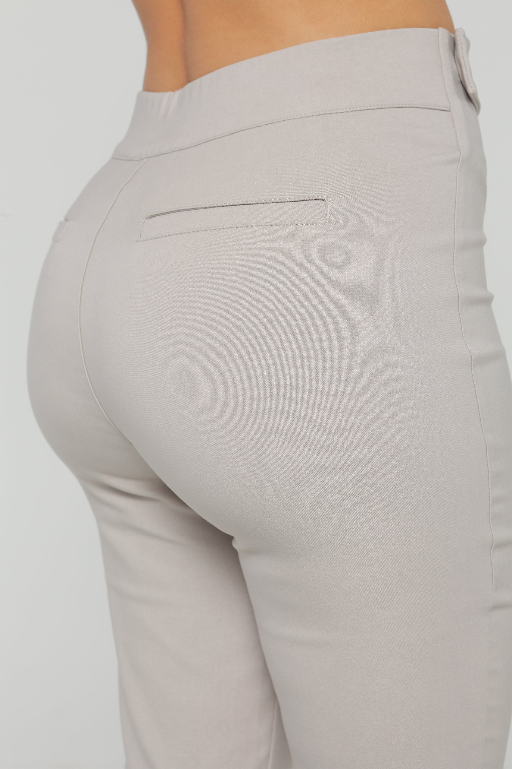 PANTALON SILUETA AJUSTADA CON PRENSES Y DETALLE