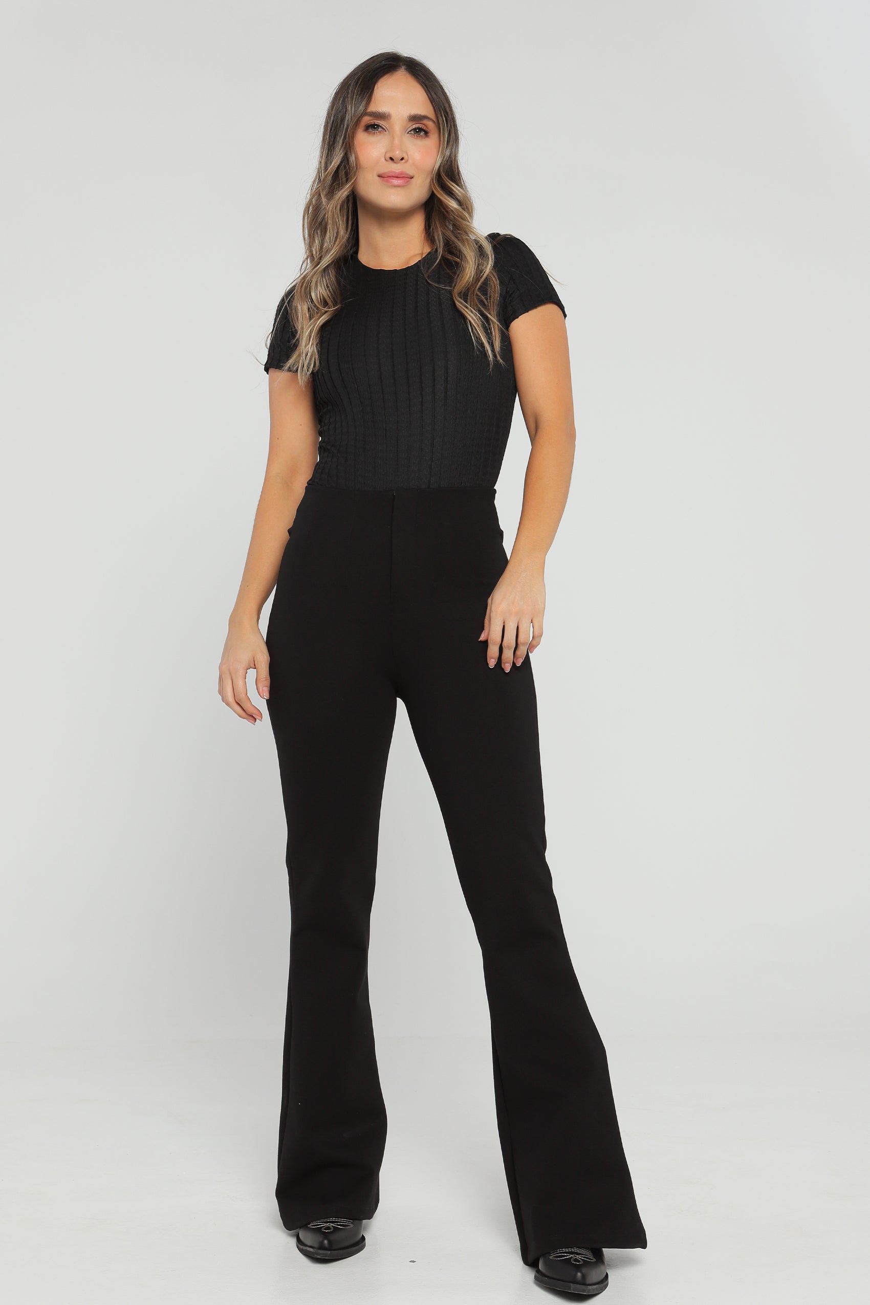 PANTALON BOTA CAMPANA CON PRENSES
