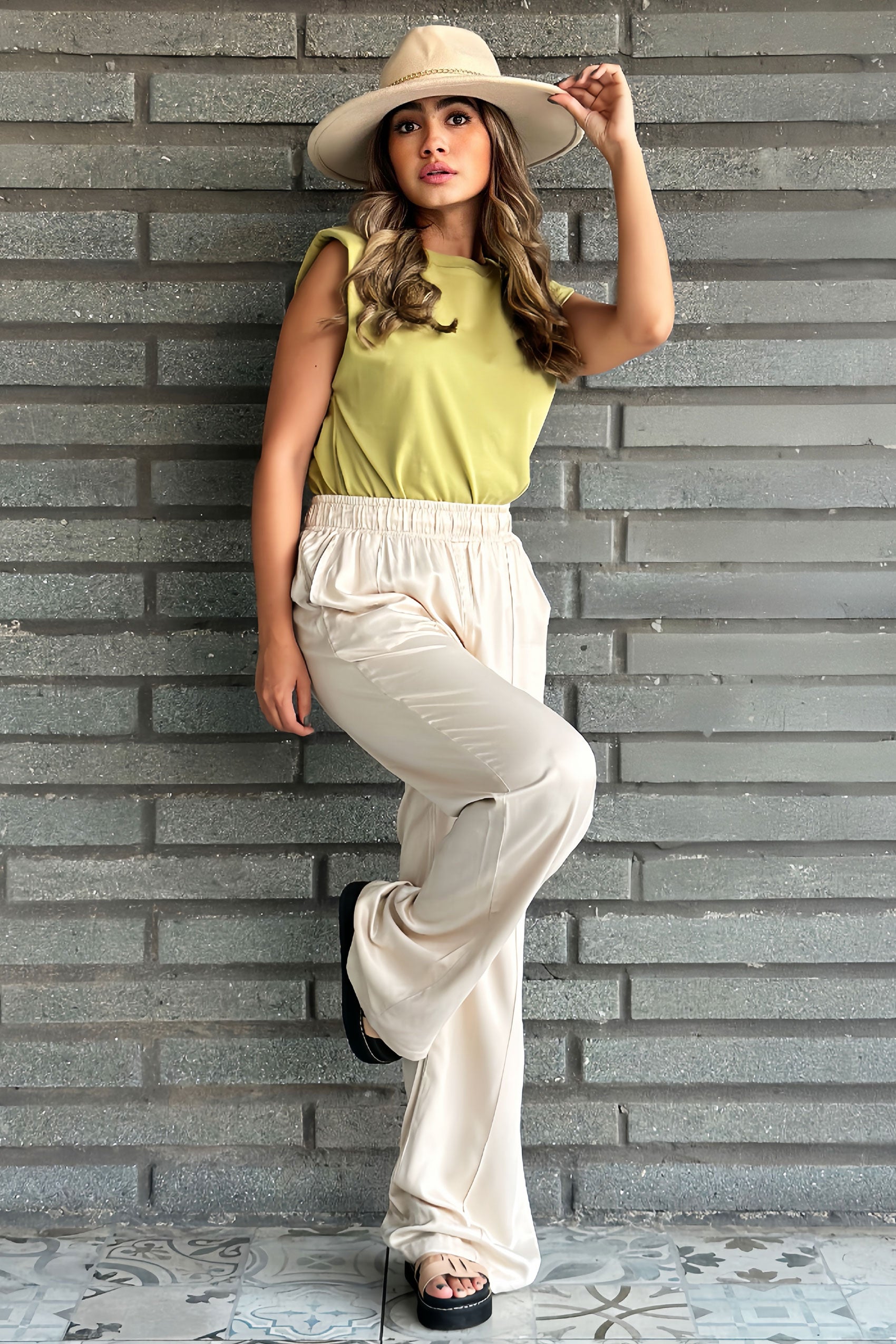 Pantalón con cintura elástica, bota semi recta