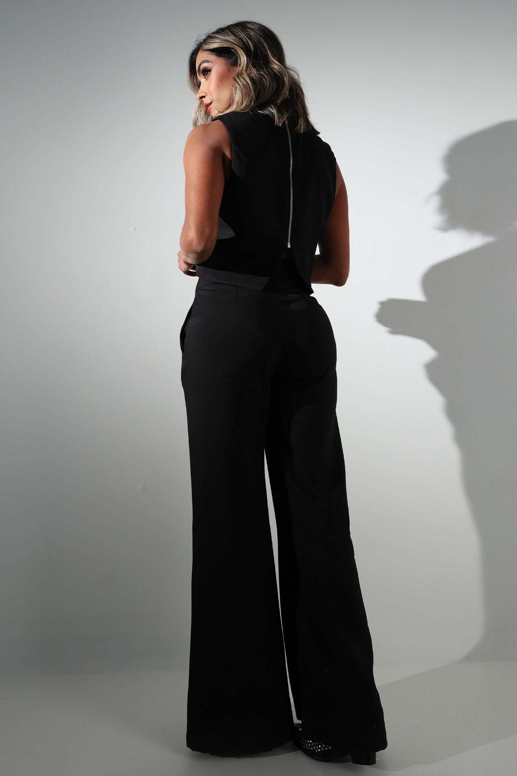 Pantalón silueta semi ajustado, pretina anatómica