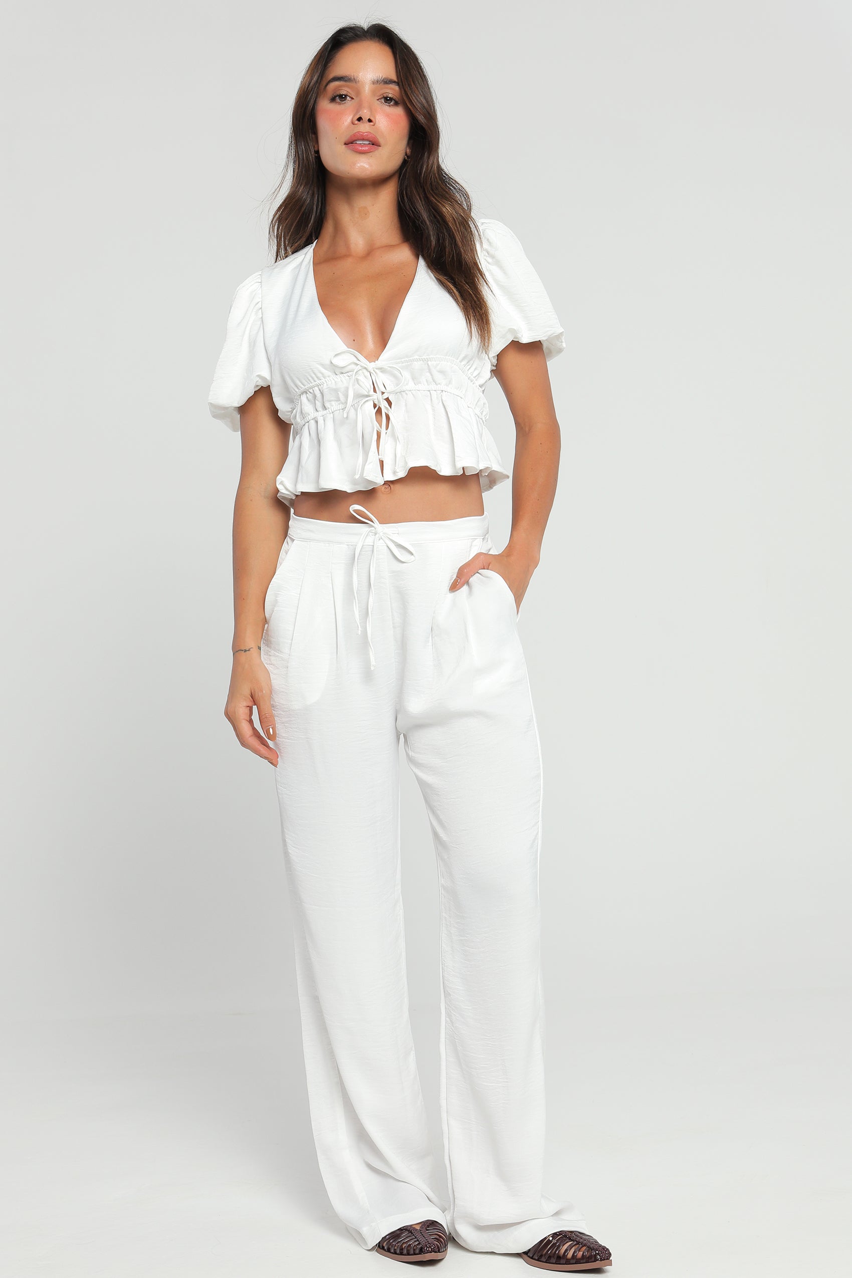 PANTALON SILUETA FLARED CON PRETINA RECOGIDA