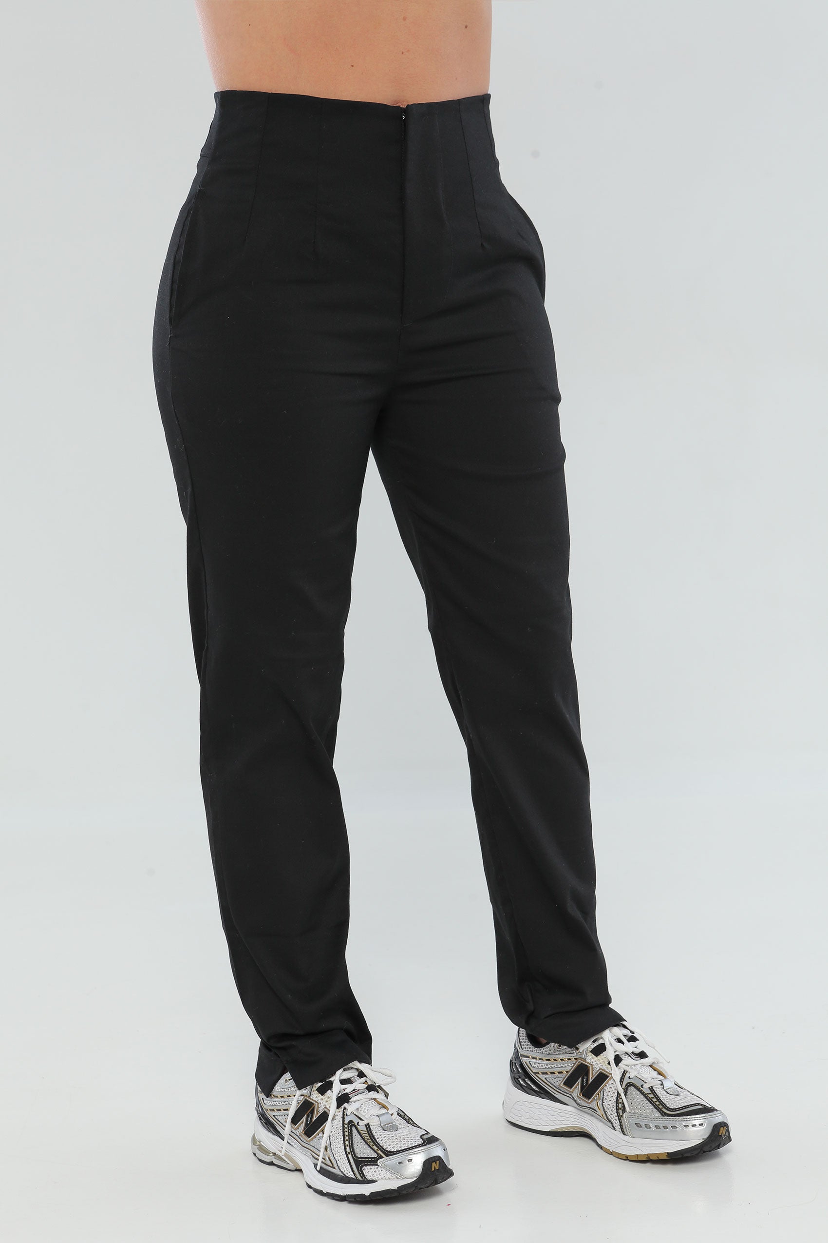 Pantalón silueta semiajustada sin pretina.