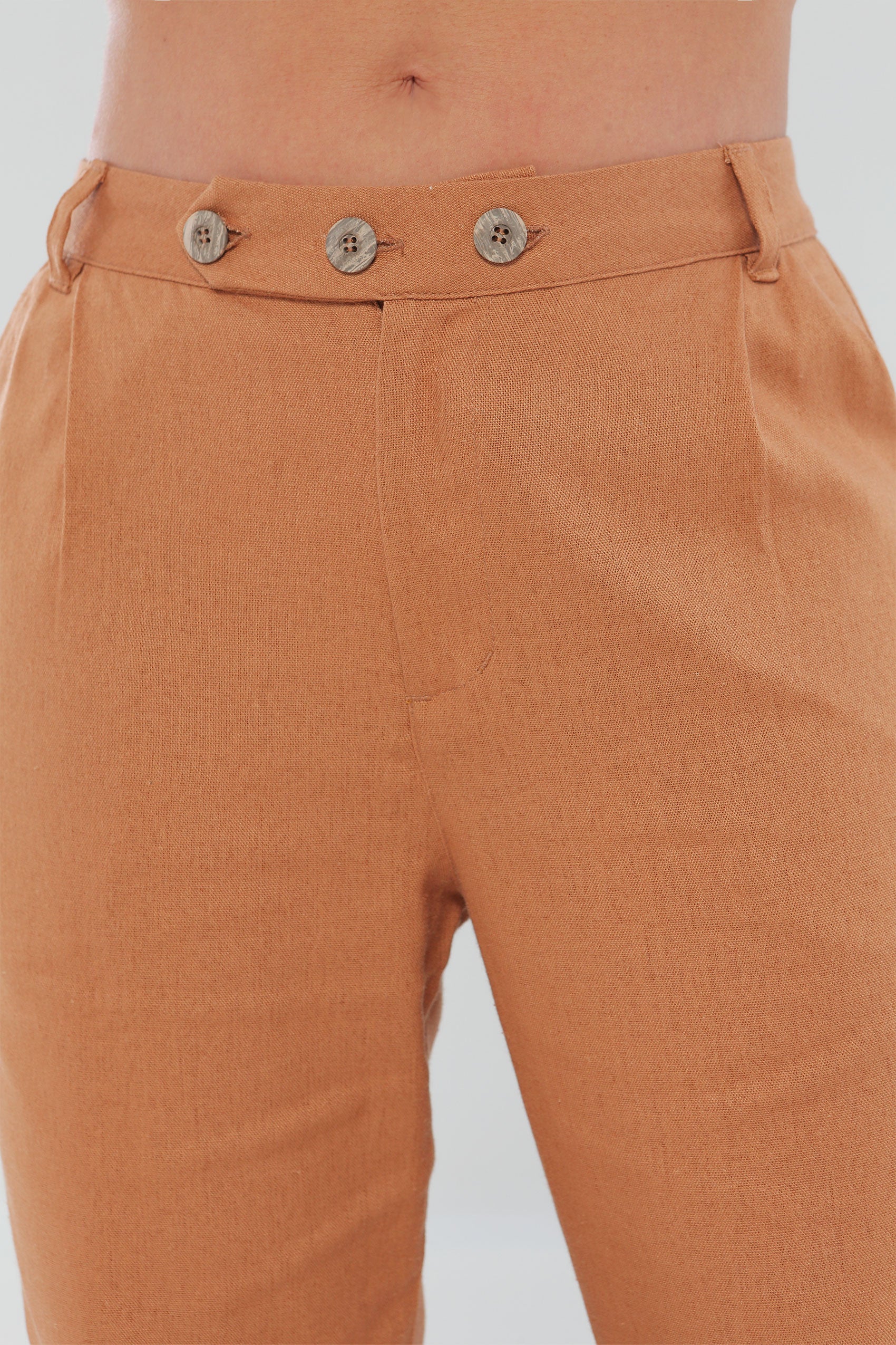 Pantalon pretina con cruce y prenses.