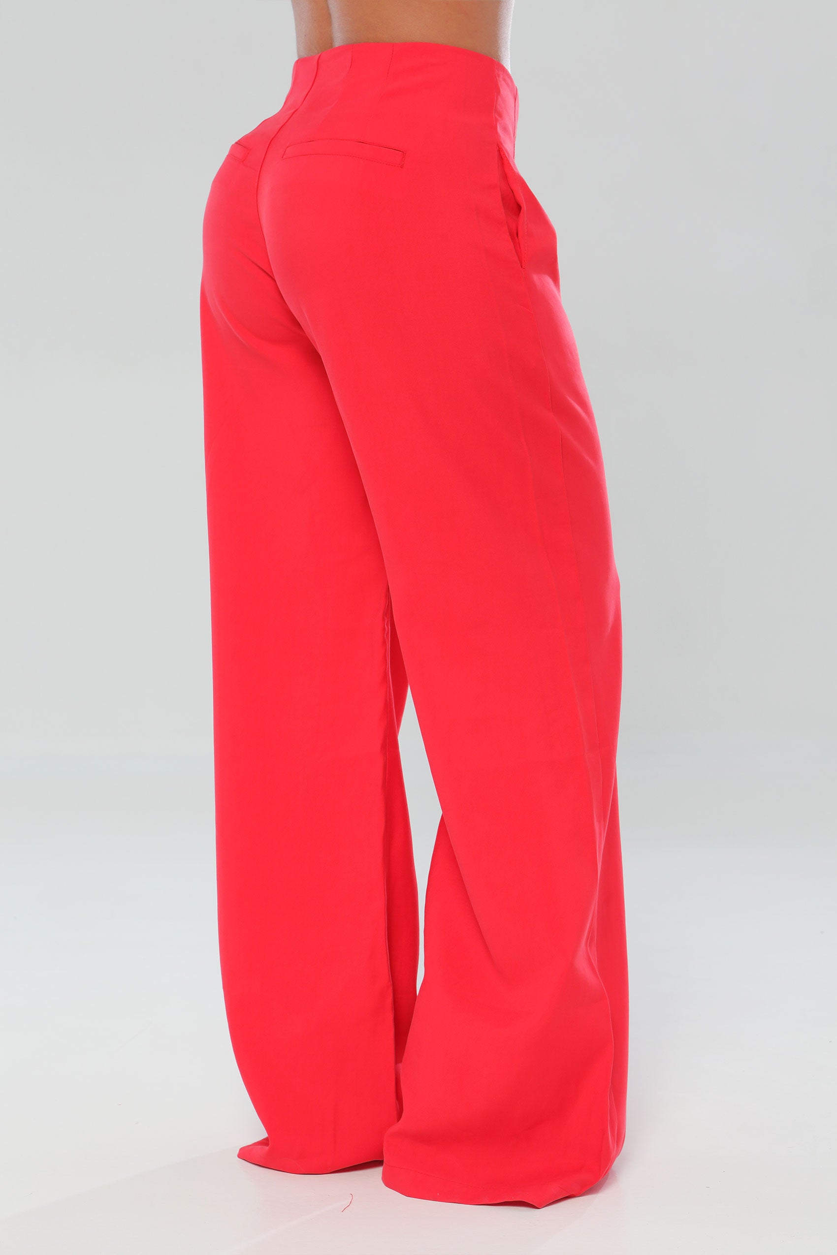 Pantalón silueta semiajustada sin pretina.