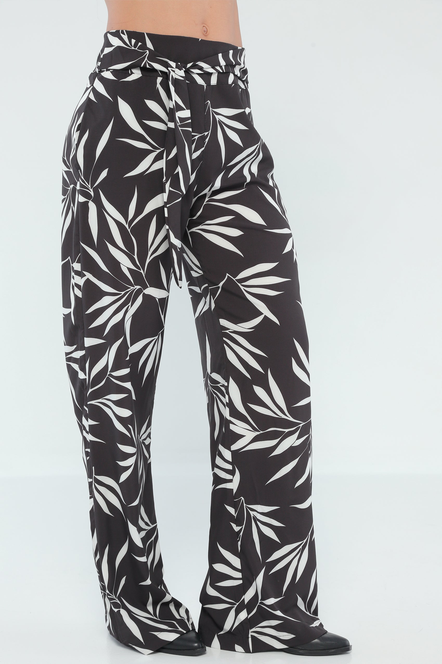 PANTALON SILUETA AMPLIA CON CINTURON  Y CREMALLERA EN COSTADO
