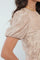 BLUSA TELA CON TEXTURA, CUELLO REDONDO Y MANGA CON VOLUMEN