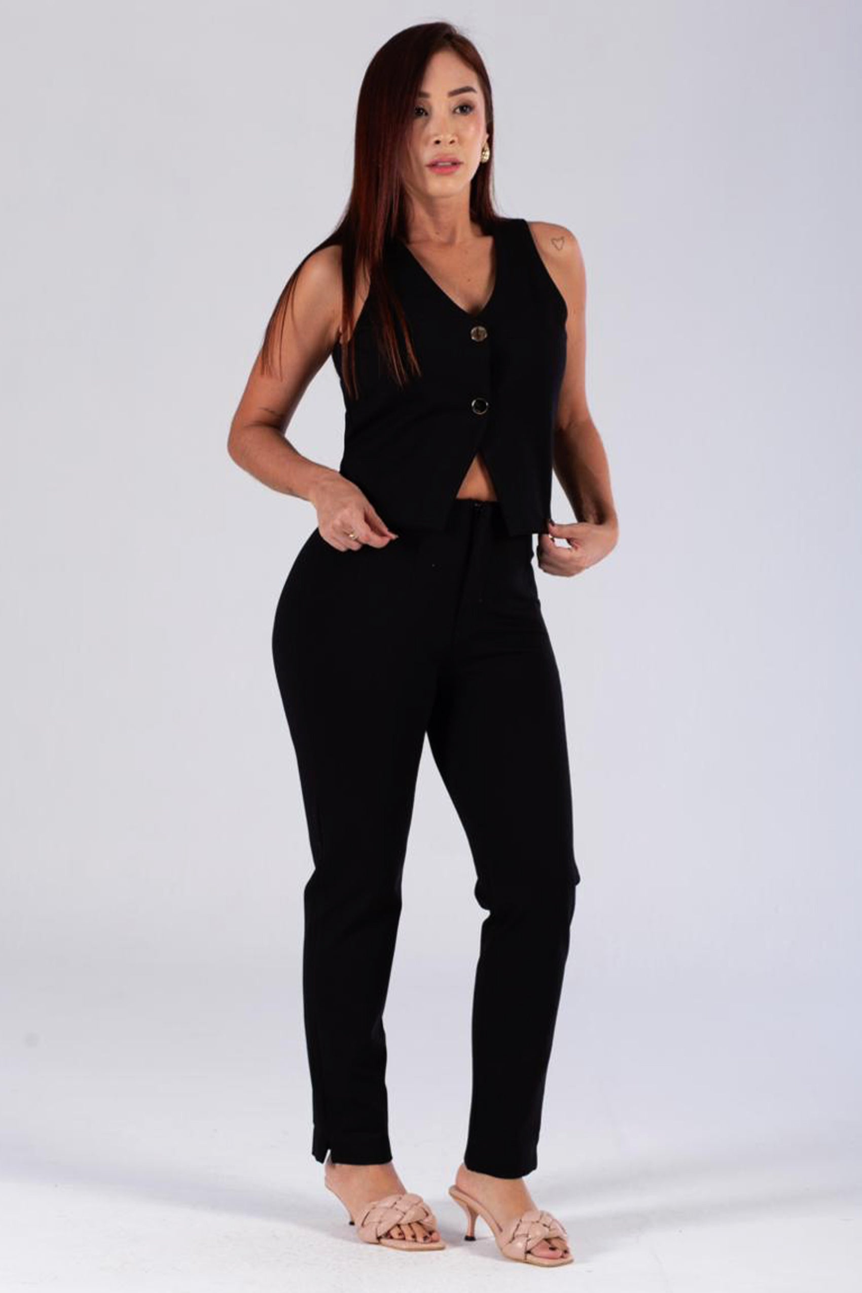 PANTALÓN SILUETA AJUSTADO CON PINZAS EN DELANTERO Y POSTERIOR