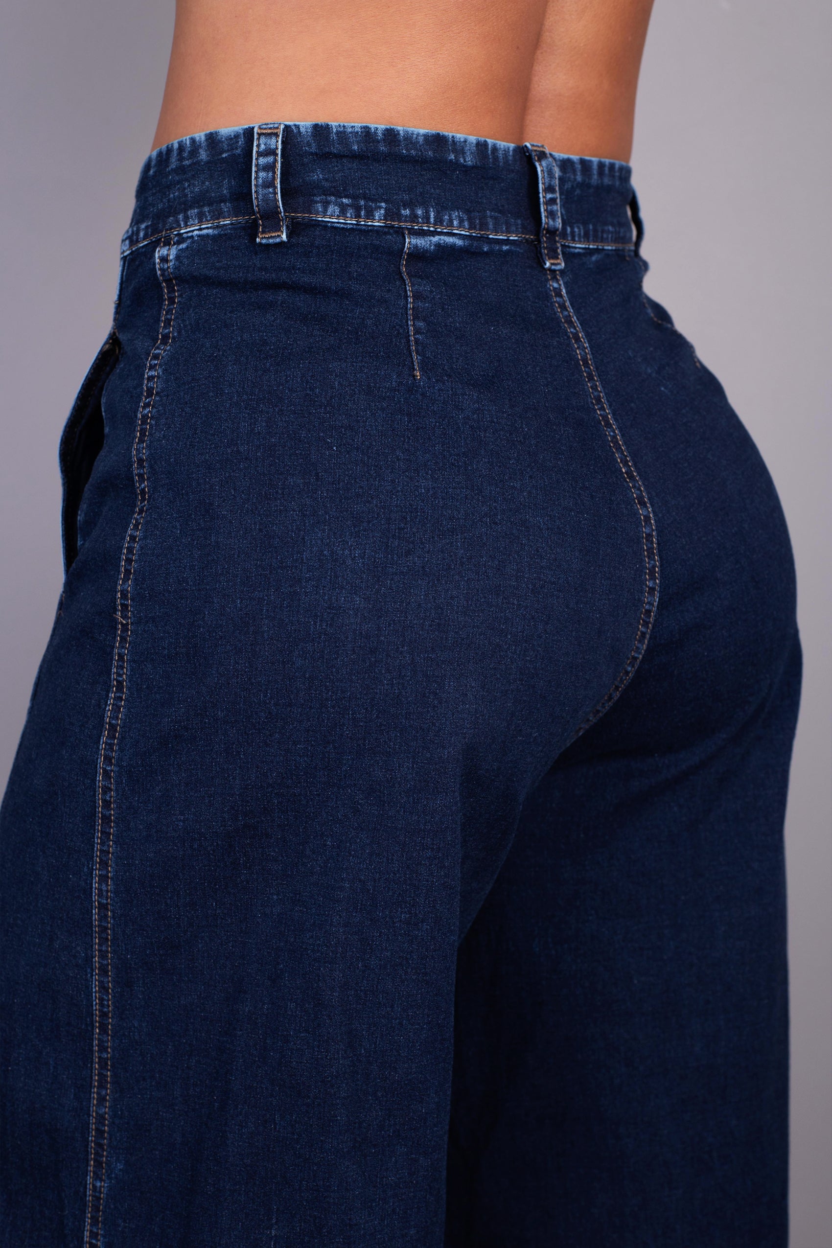 PANTALON SILUETA AMPLIA, CON CORTES EN COSTADO
