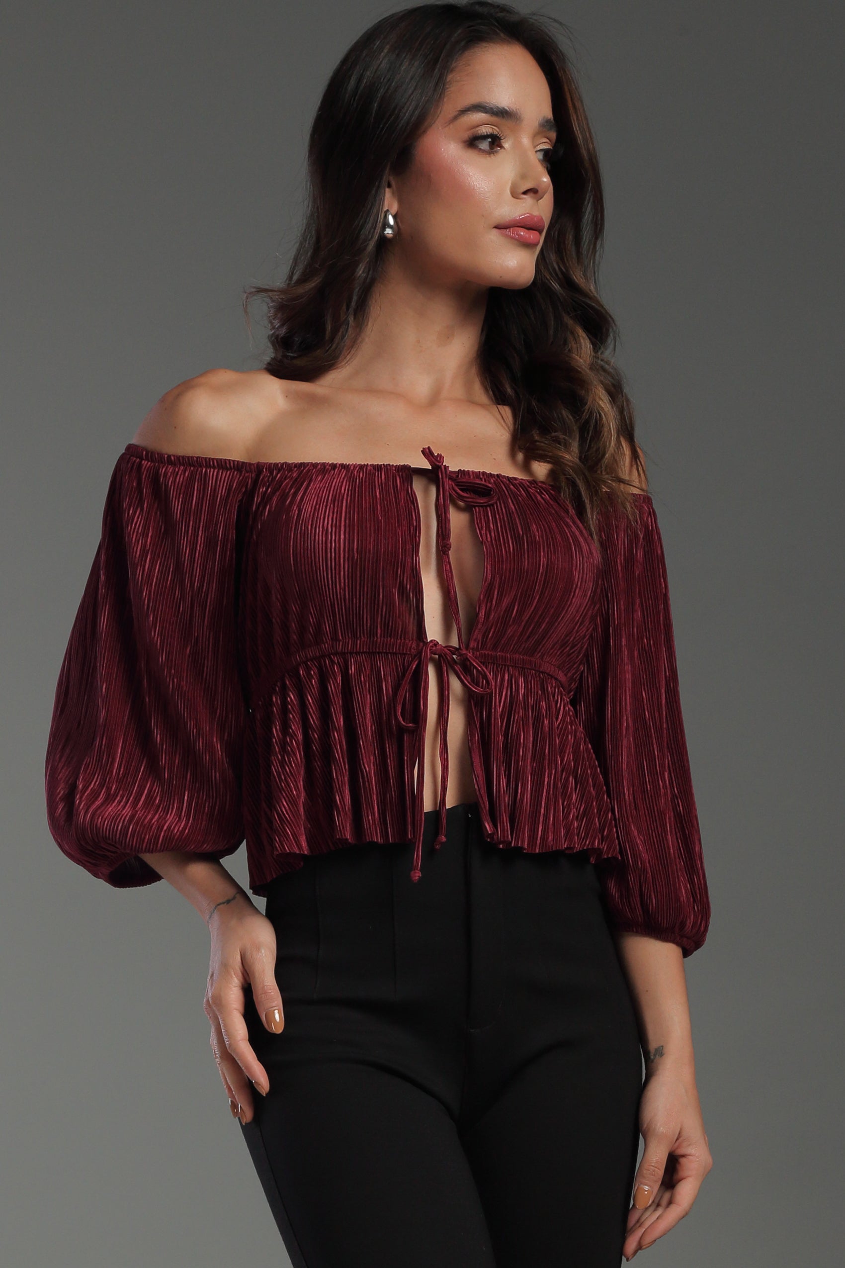 BLUSA HOMBRO CAIDO, SILUETA AMPLIA EN TELA PLIZADA