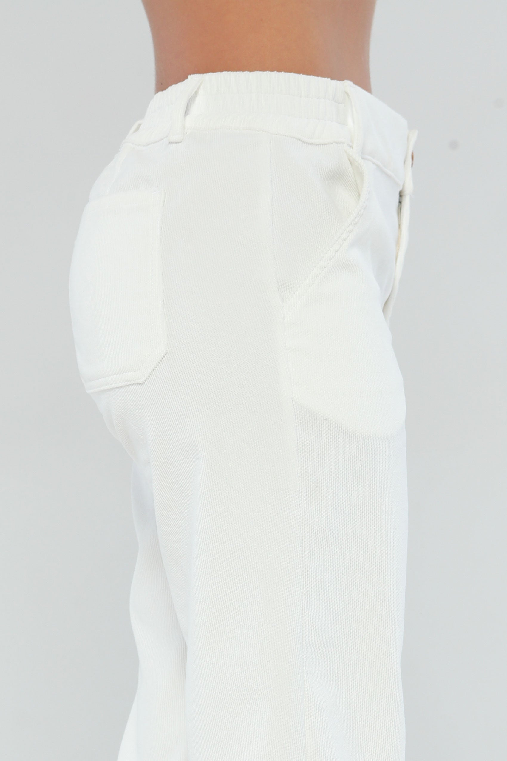 Pantalón tiro alto, en tela corduroy