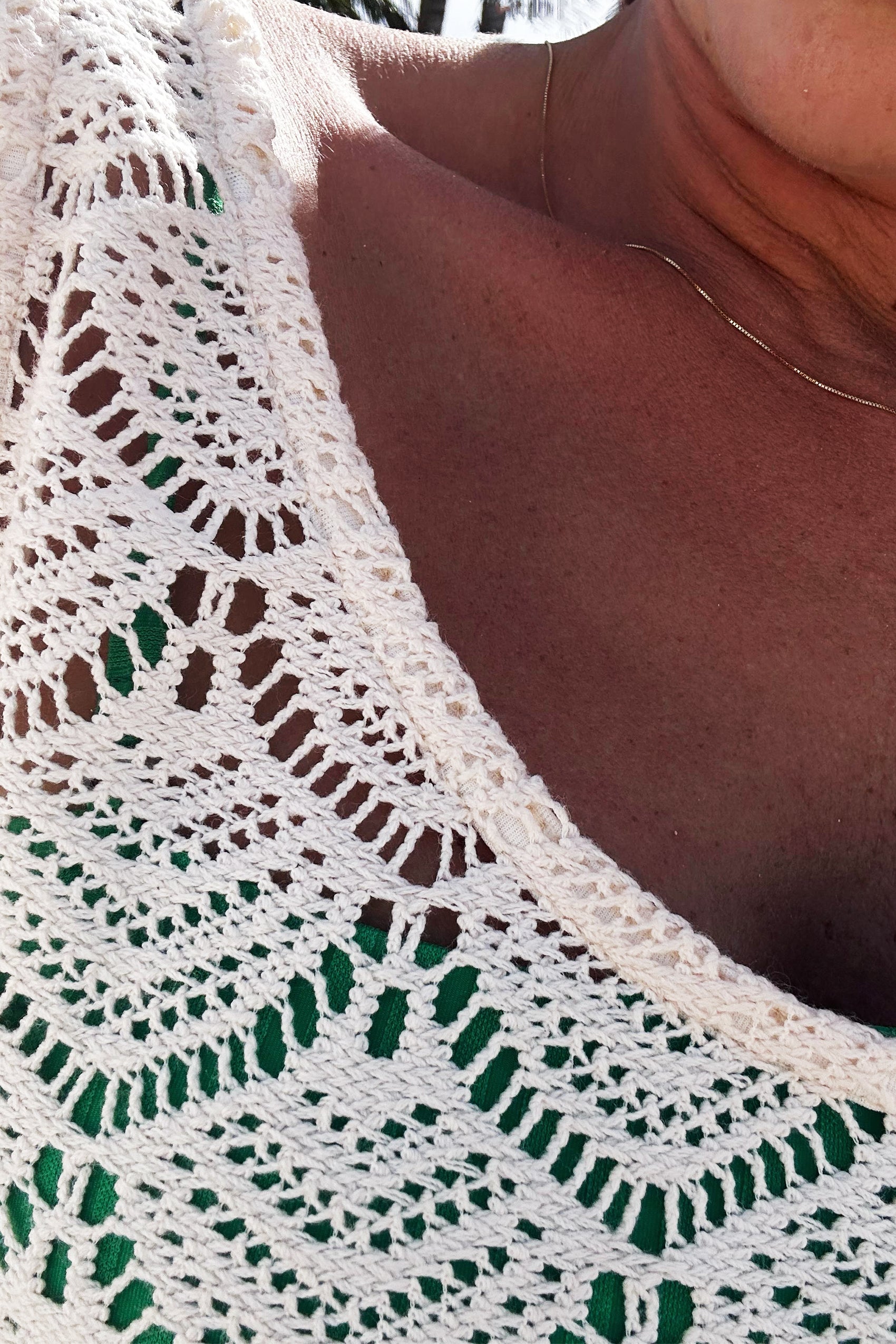 BLUSA EN TELA CROCHET CON TEXTURA, SIN MANGA, SILUETA SEMIAJUSTADA