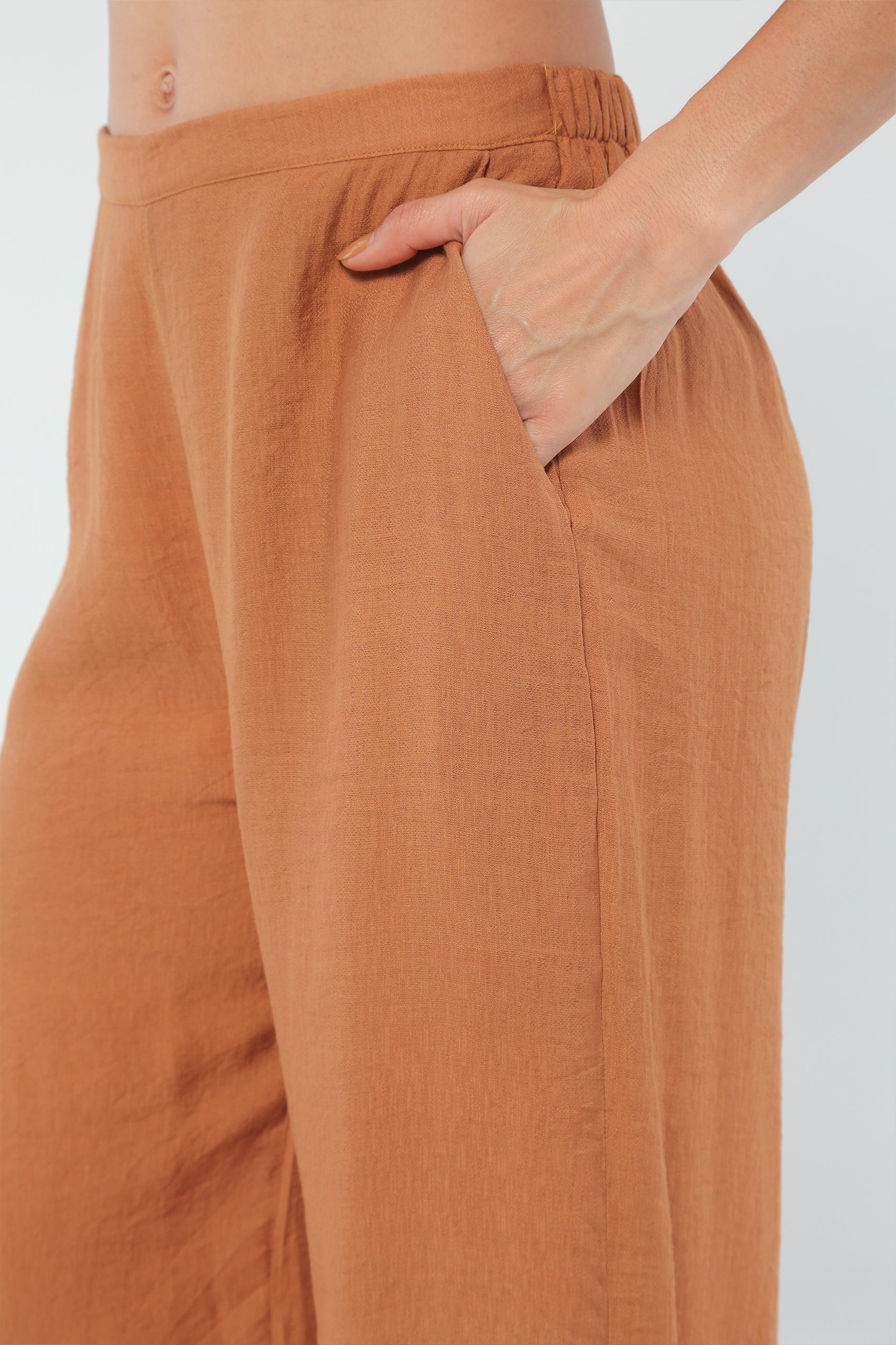 CONJUNTO PANTALON CON PRETINA LISA EN DELANTERO