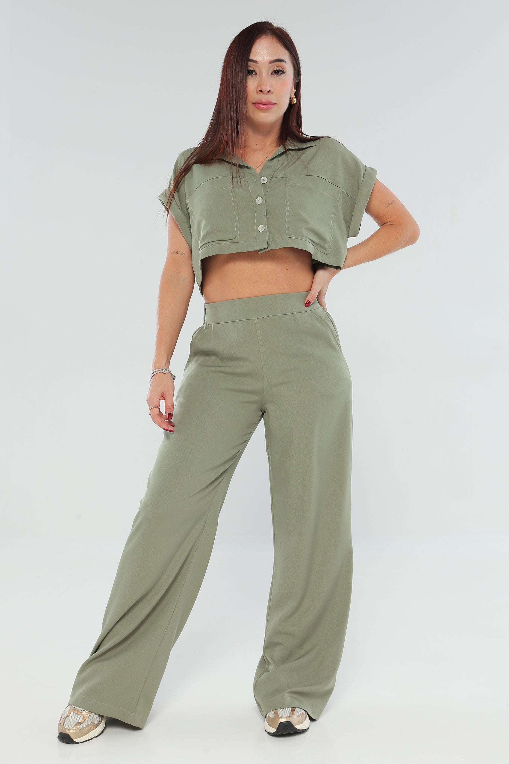 Conjunto de pantalón y camisa corta con manga incluida.