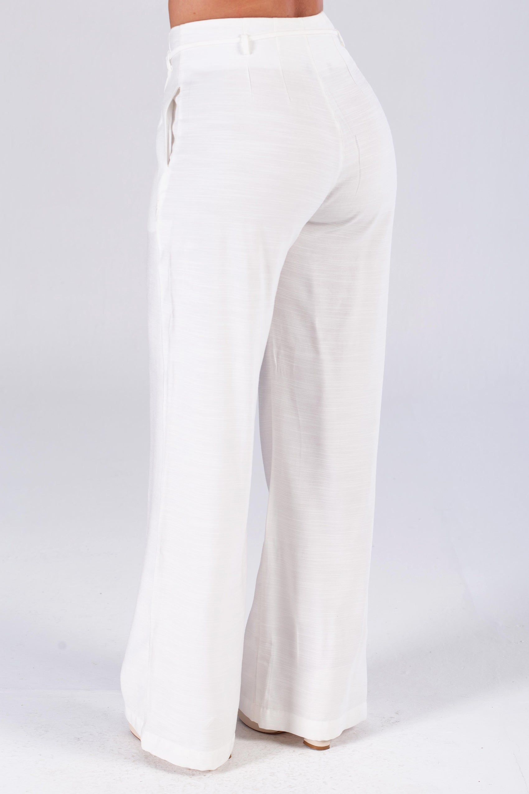PANTALON SILUETA SEMIAJUSTADA CON PINZAS