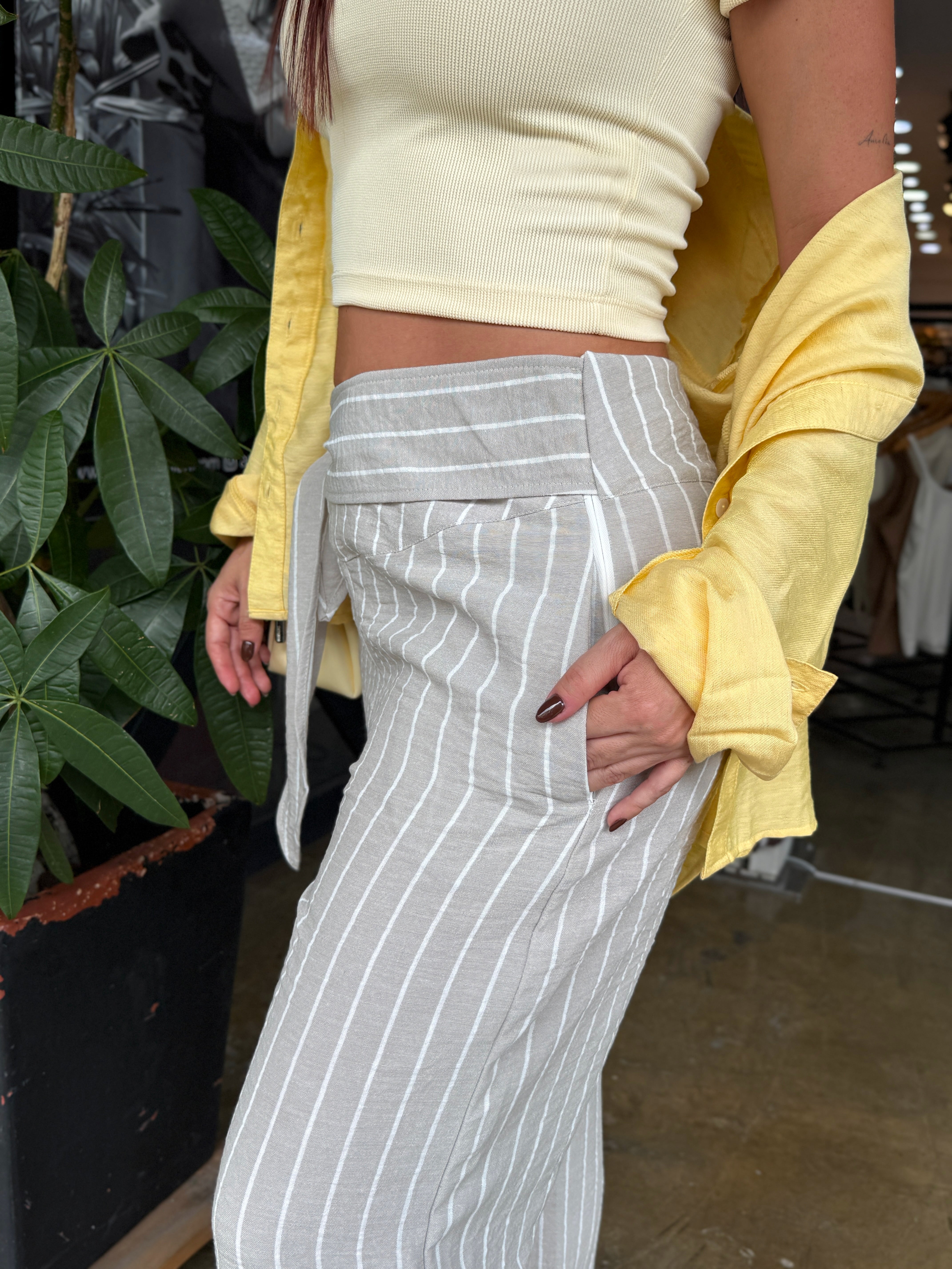 PANTALON CON CINTURON EN LA PRETINA