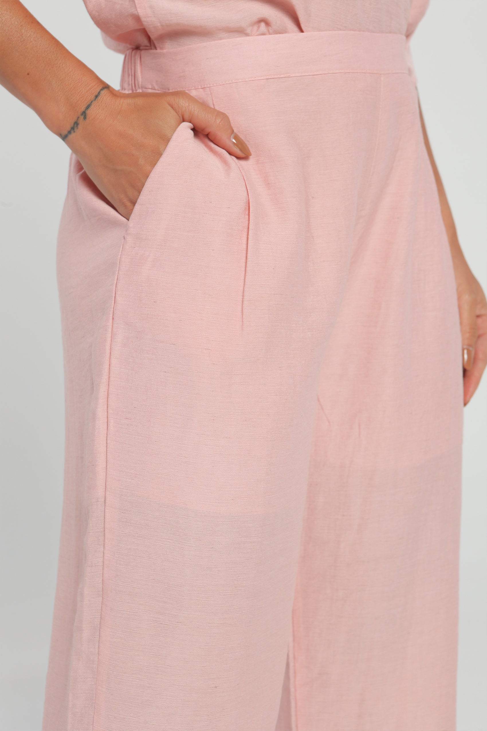 CONJUNTO SILUETA FLARED CON PRETINA DELGADA Y DETALLE EN CINTURA