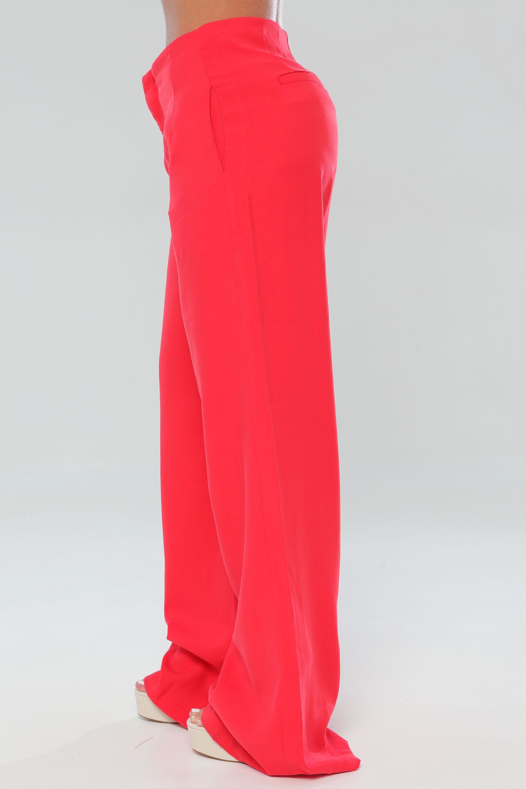 Pantalón silueta semiajustada sin pretina.