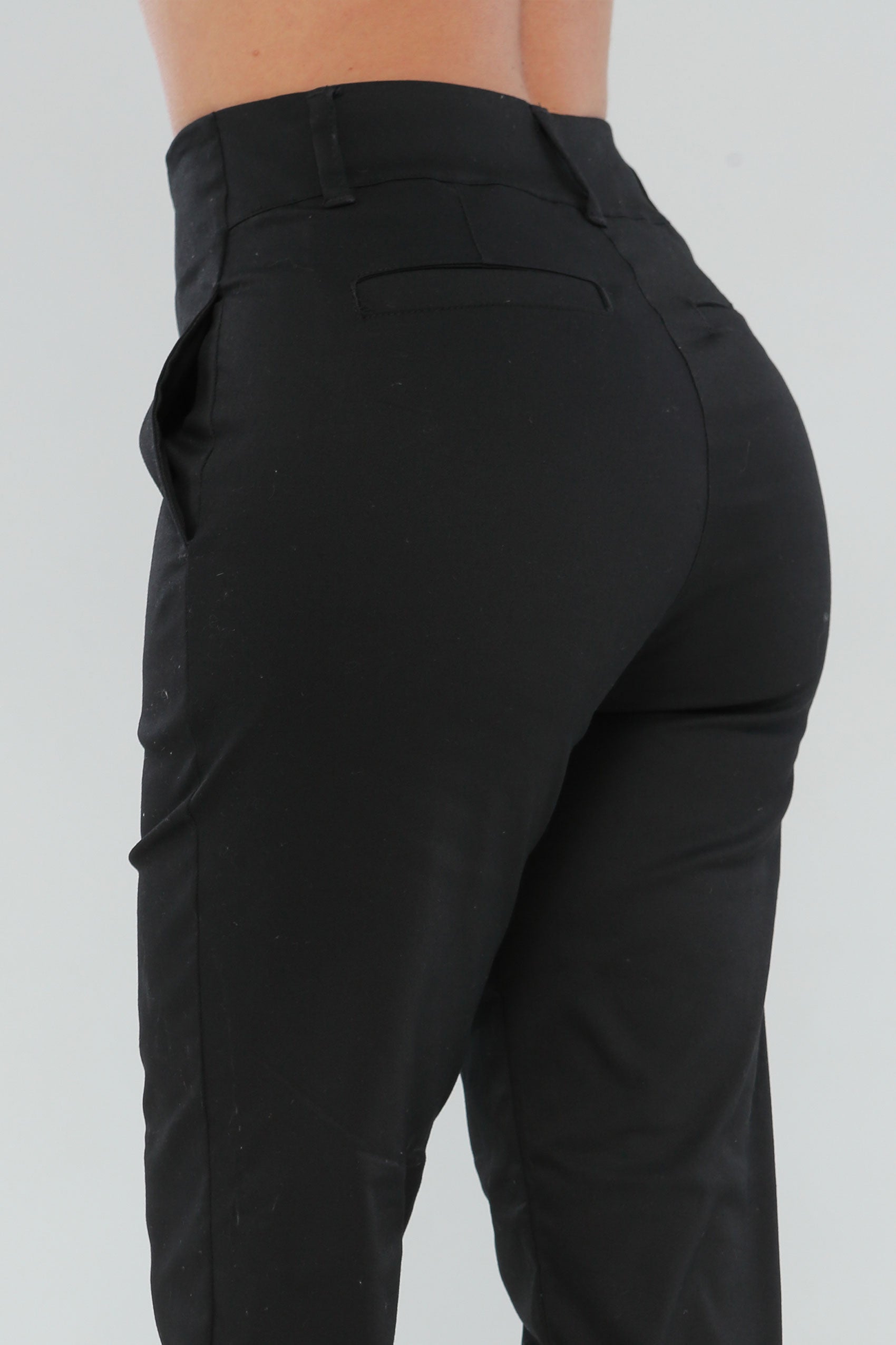Pantalón silueta semiajustada sin pretina.